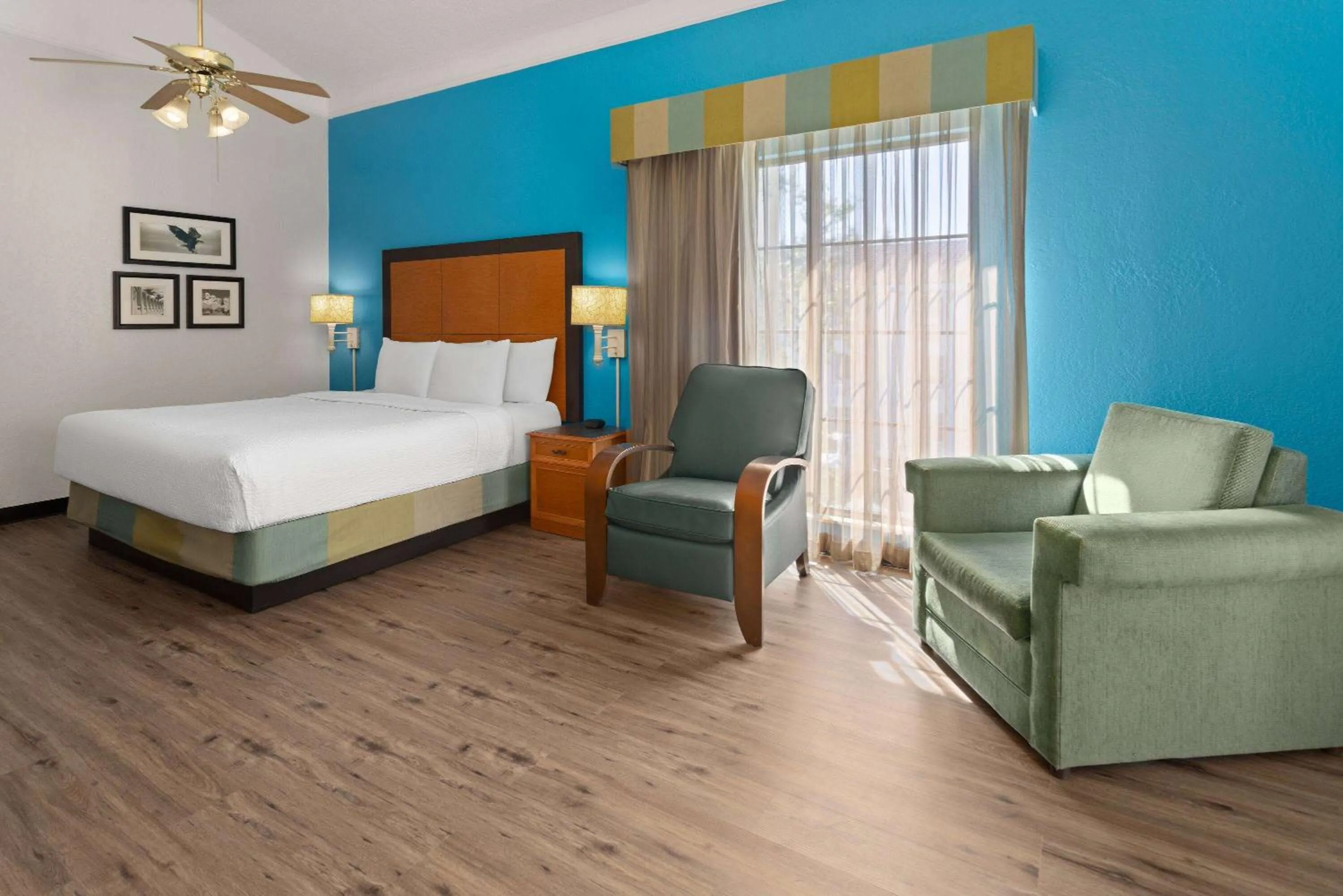 Photo of the whole room, Bed in La Quinta Inn by Wyndham Pittsburgh Airport