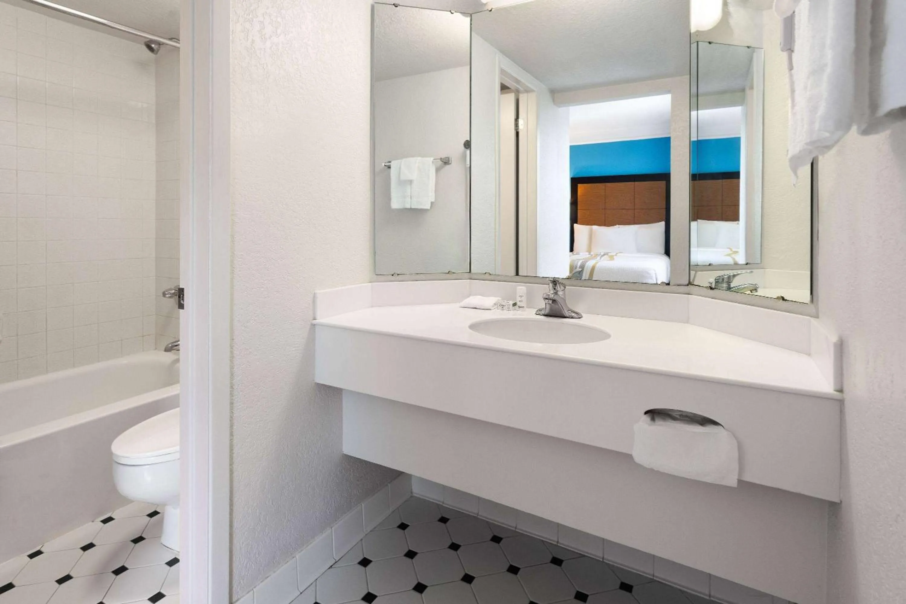 Bathroom in La Quinta Inn by Wyndham Pittsburgh Airport