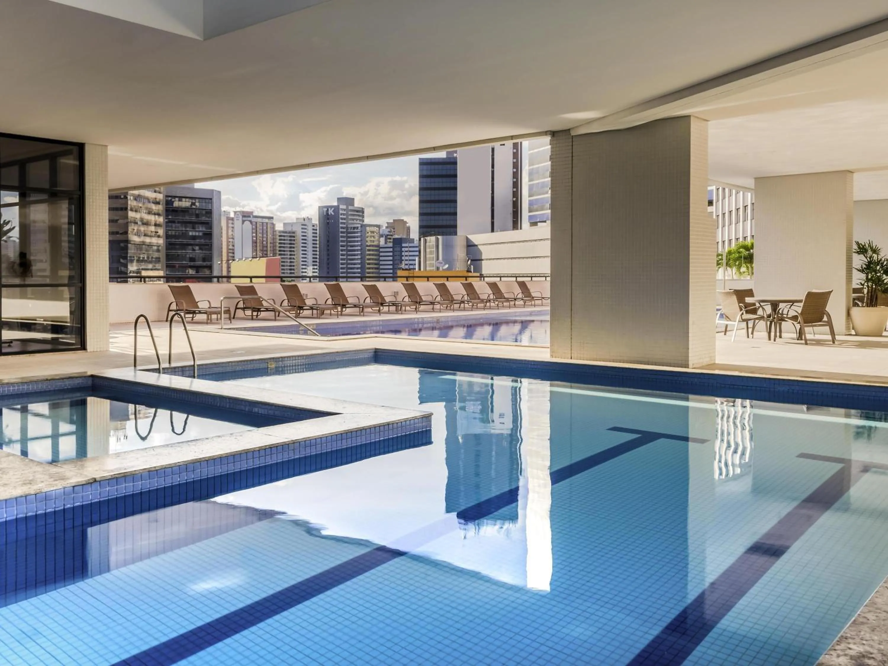 Pool view in Mercure Salvador Boulevard Hotel