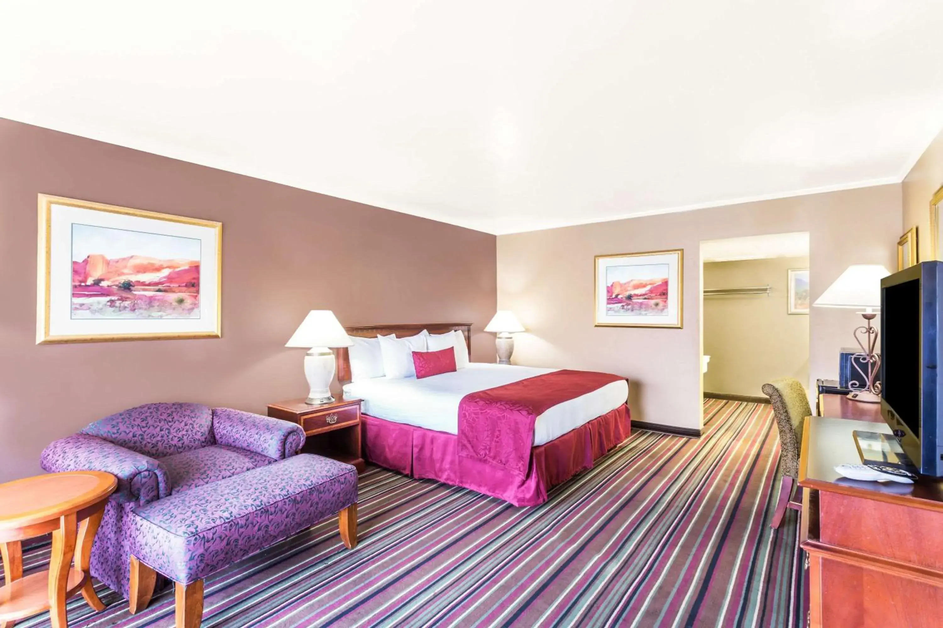 Deluxe King Studio Suite - Non-Smoking in Days Inn & Suites by Wyndham Logan Deluxe King Studio Suite - Non-Smoking in Days Inn & Suites by Wyndham Logan