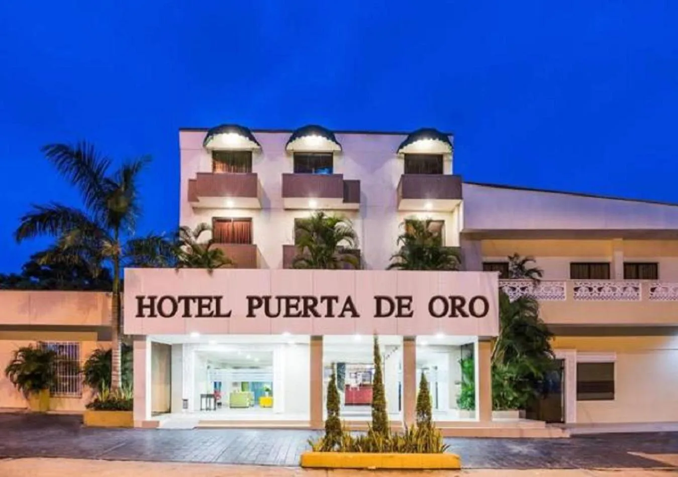 Facade/entrance in Hotel Puerta de Oro