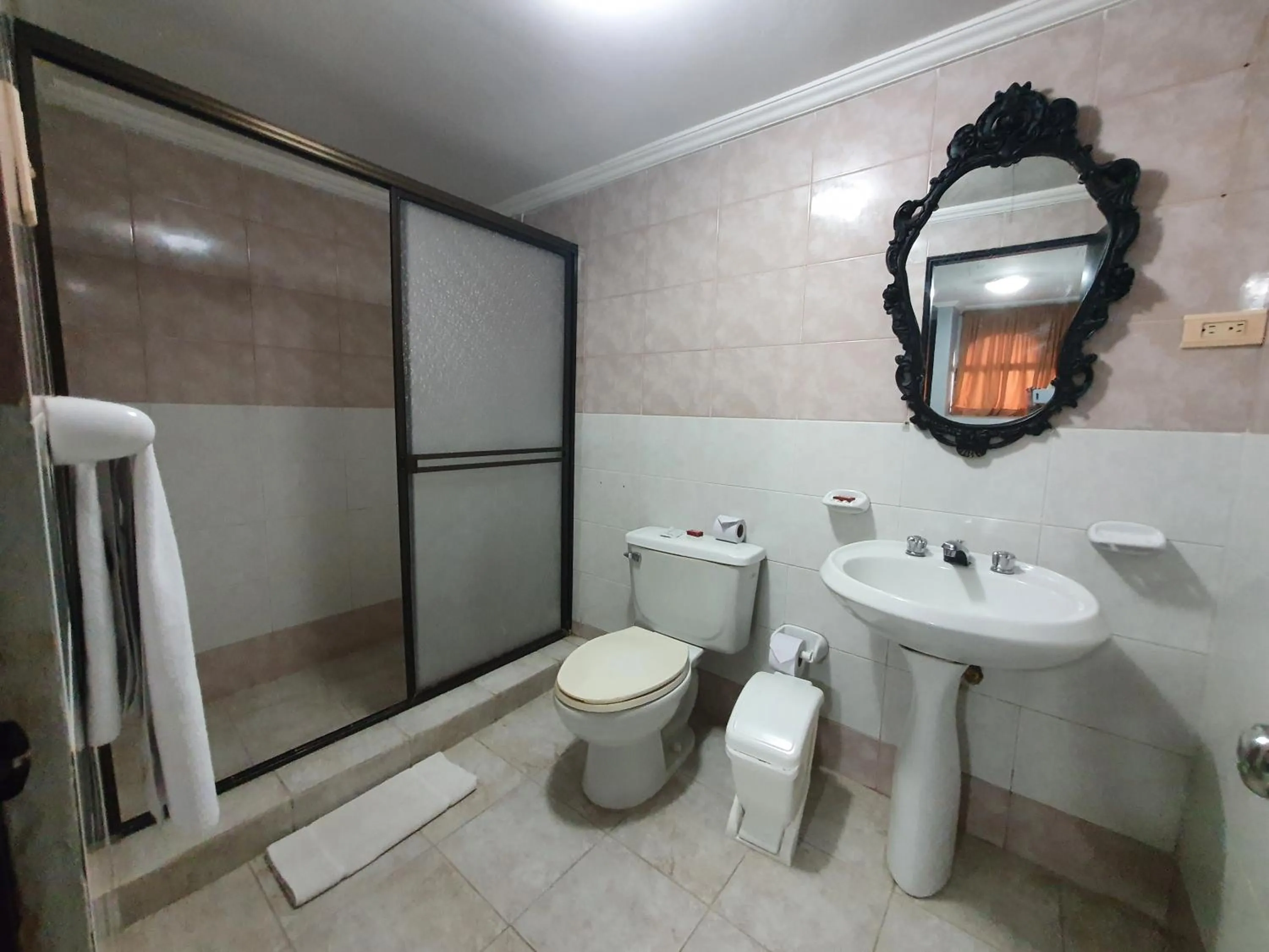 Bathroom in Hotel Puerta de Oro