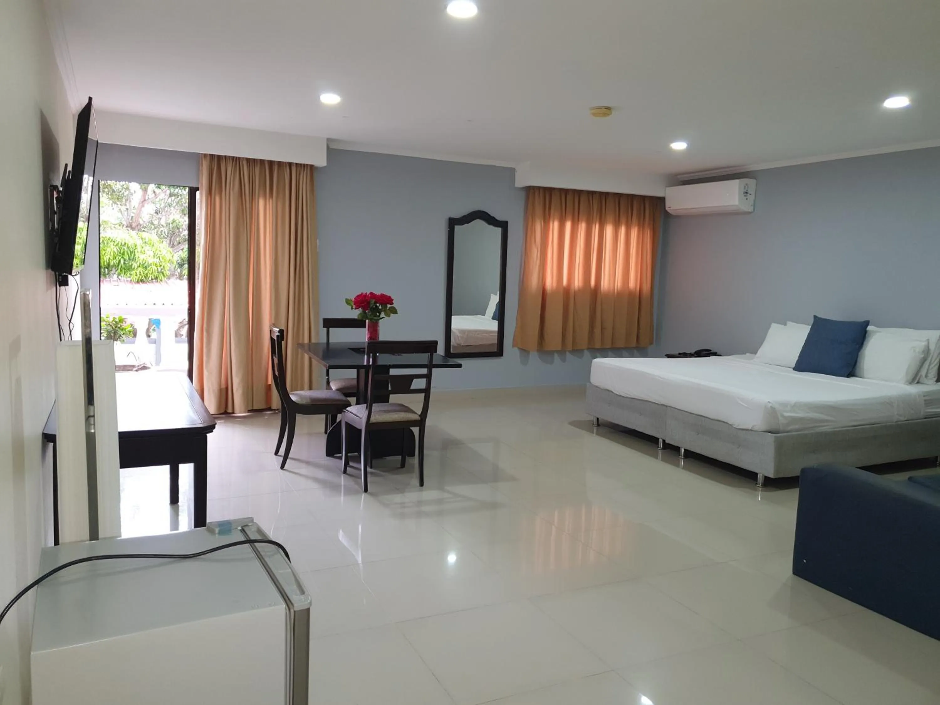 Photo of the whole room, Bed in Hotel Puerta de Oro