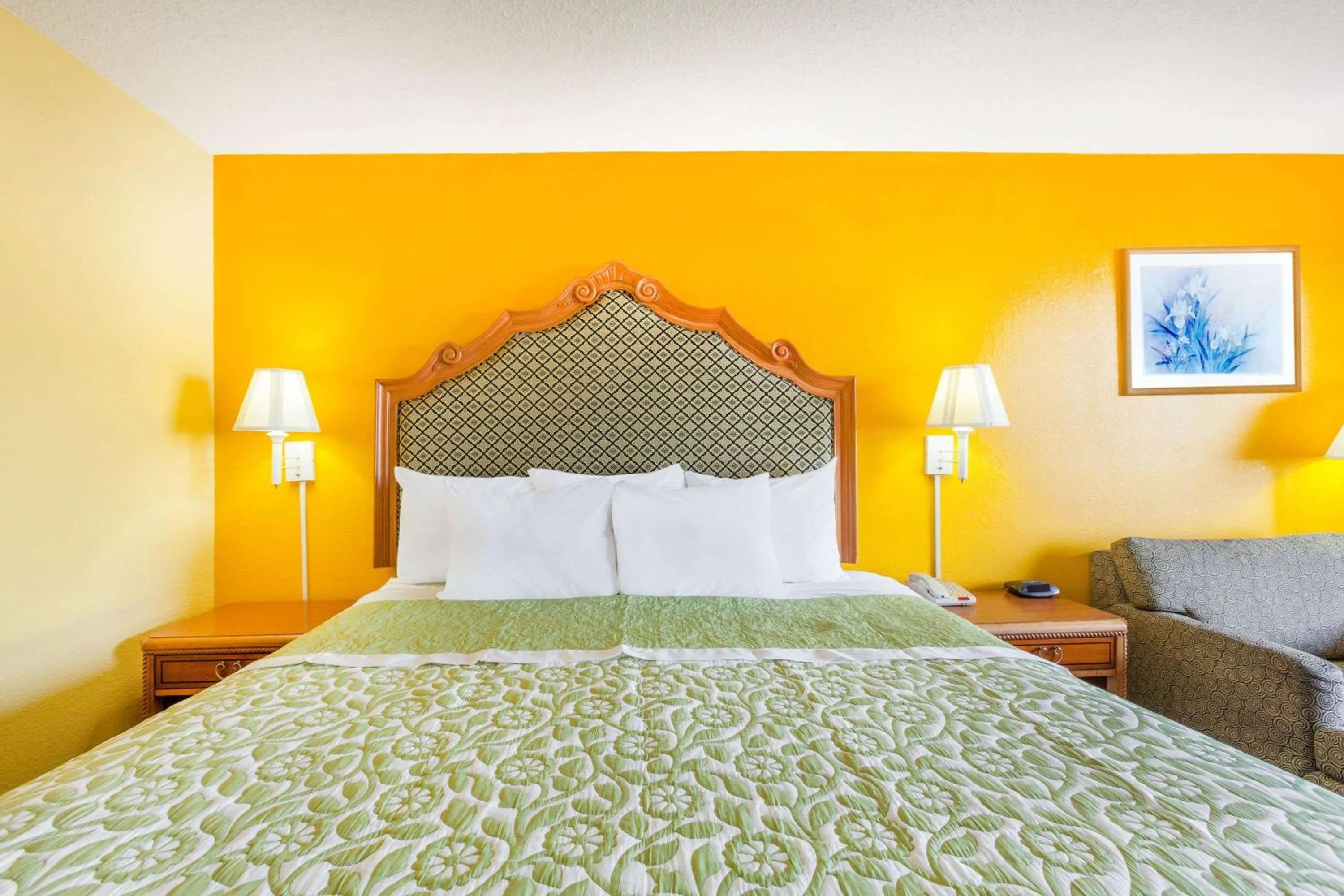 Photo of the whole room, Bed in Days Inn by Wyndham Jacksonville