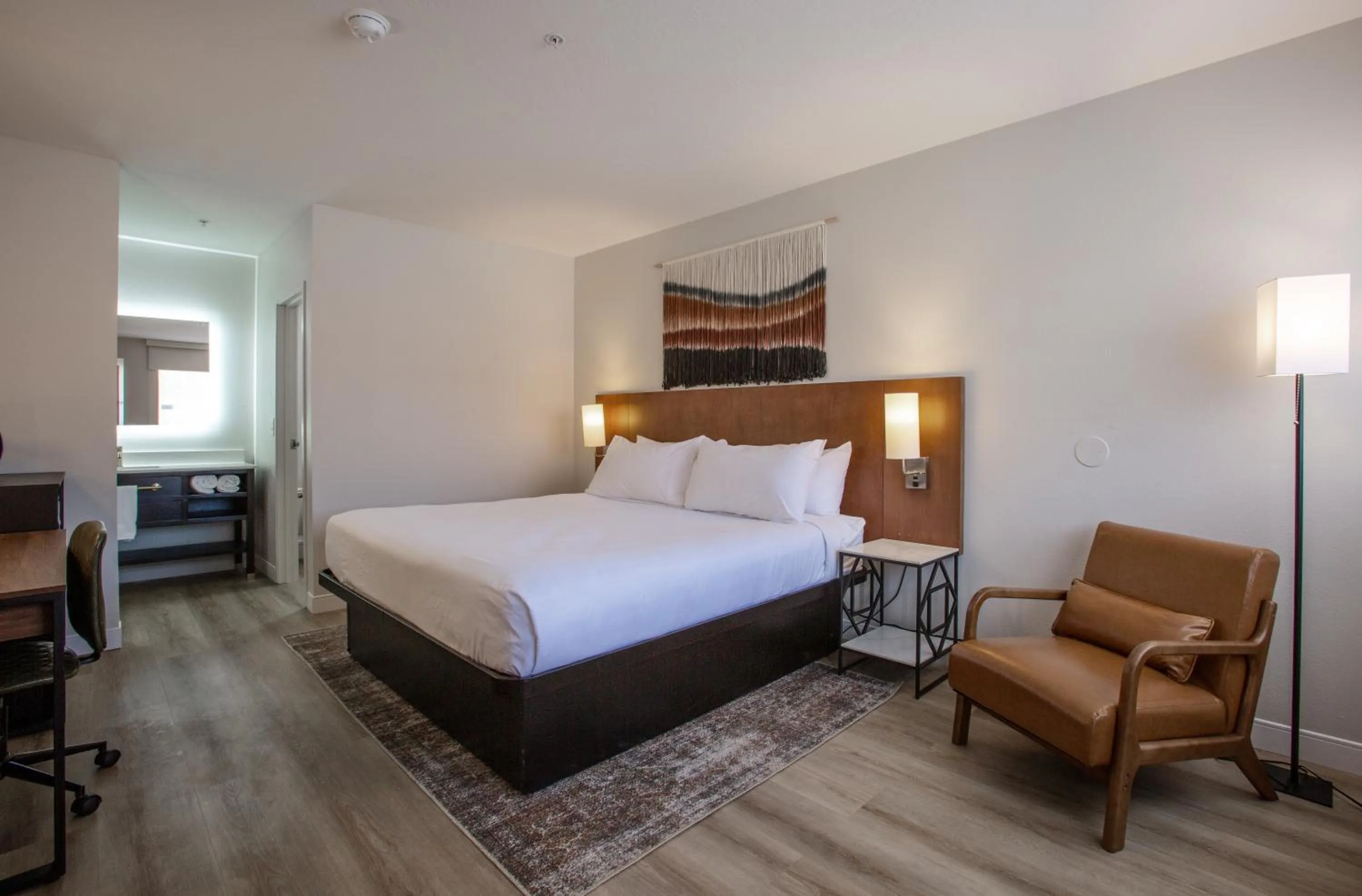 Seating area, Bed in Kokopelli Inn Sedona, Trademark Collection by Wyndham