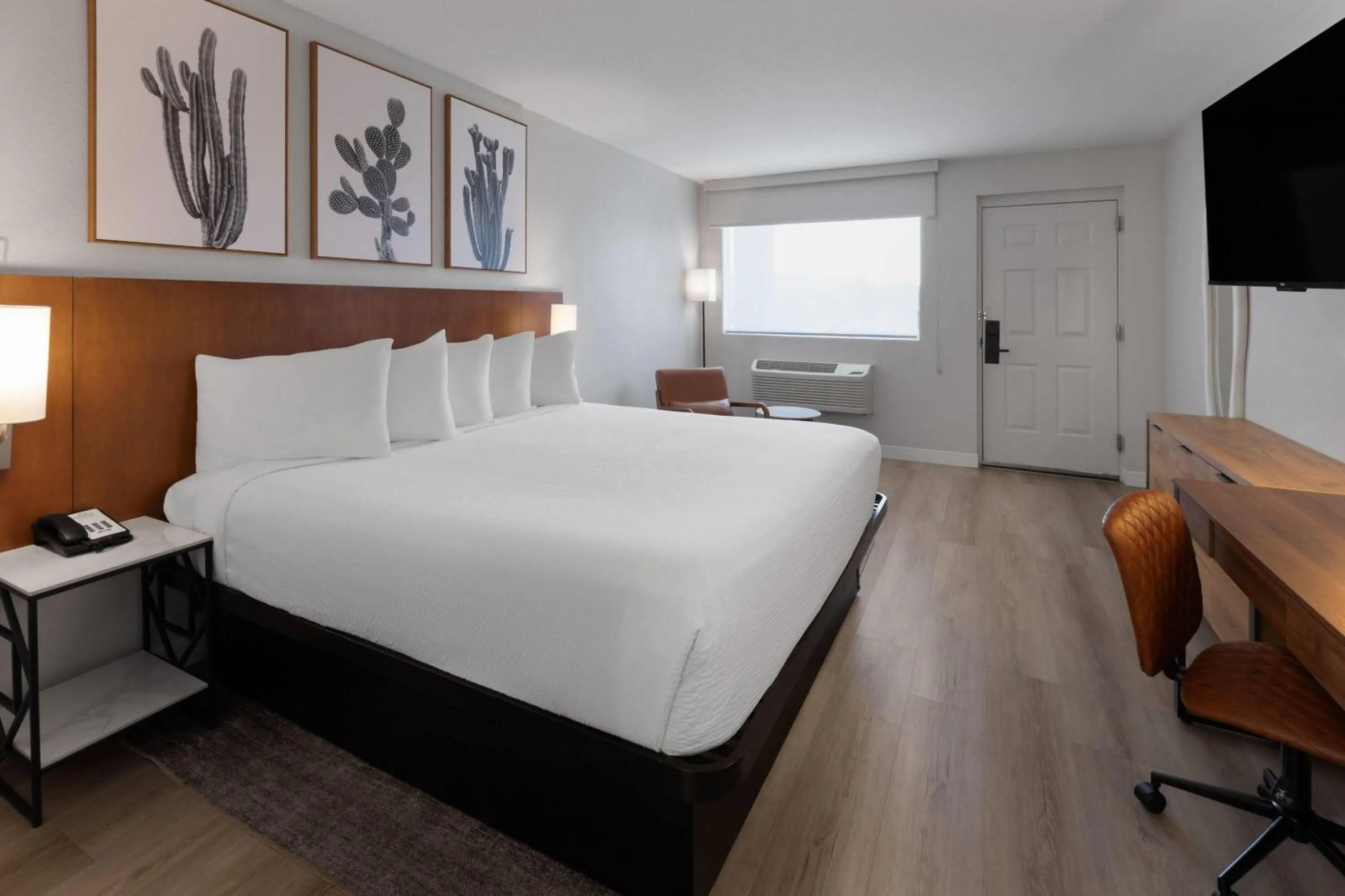 Photo of the whole room, Bed in Kokopelli Inn Sedona, Trademark Collection by Wyndham