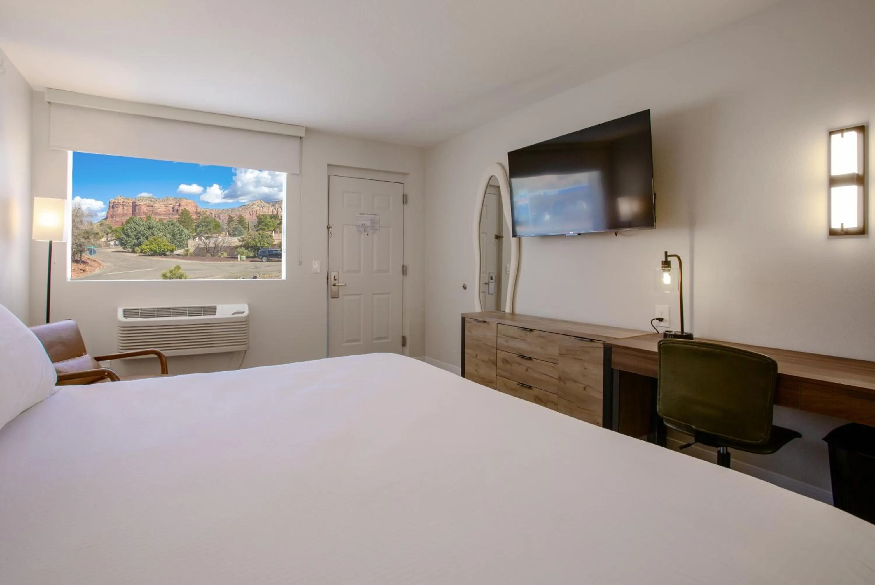 Photo of the whole room, Bed in Kokopelli Inn Sedona, Trademark Collection by Wyndham