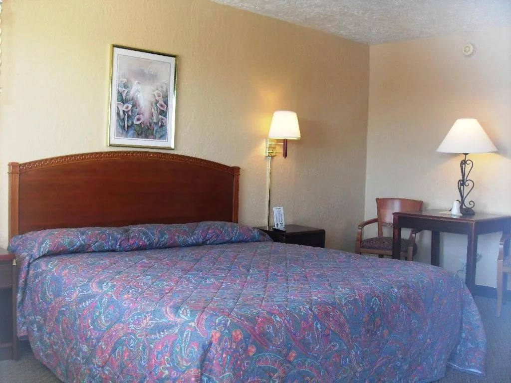 Bed in Western Ridge Motel