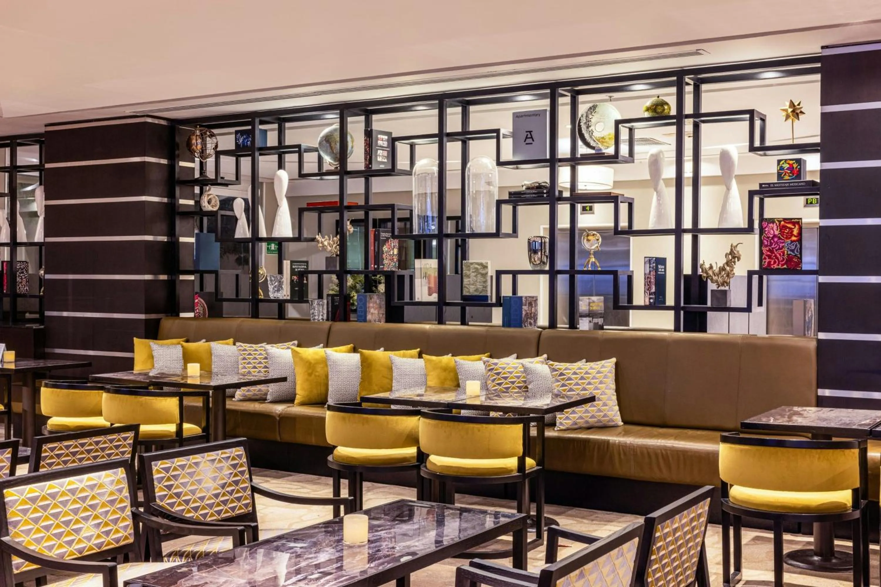 Lounge or bar in Courtyard Toluca Tollocan