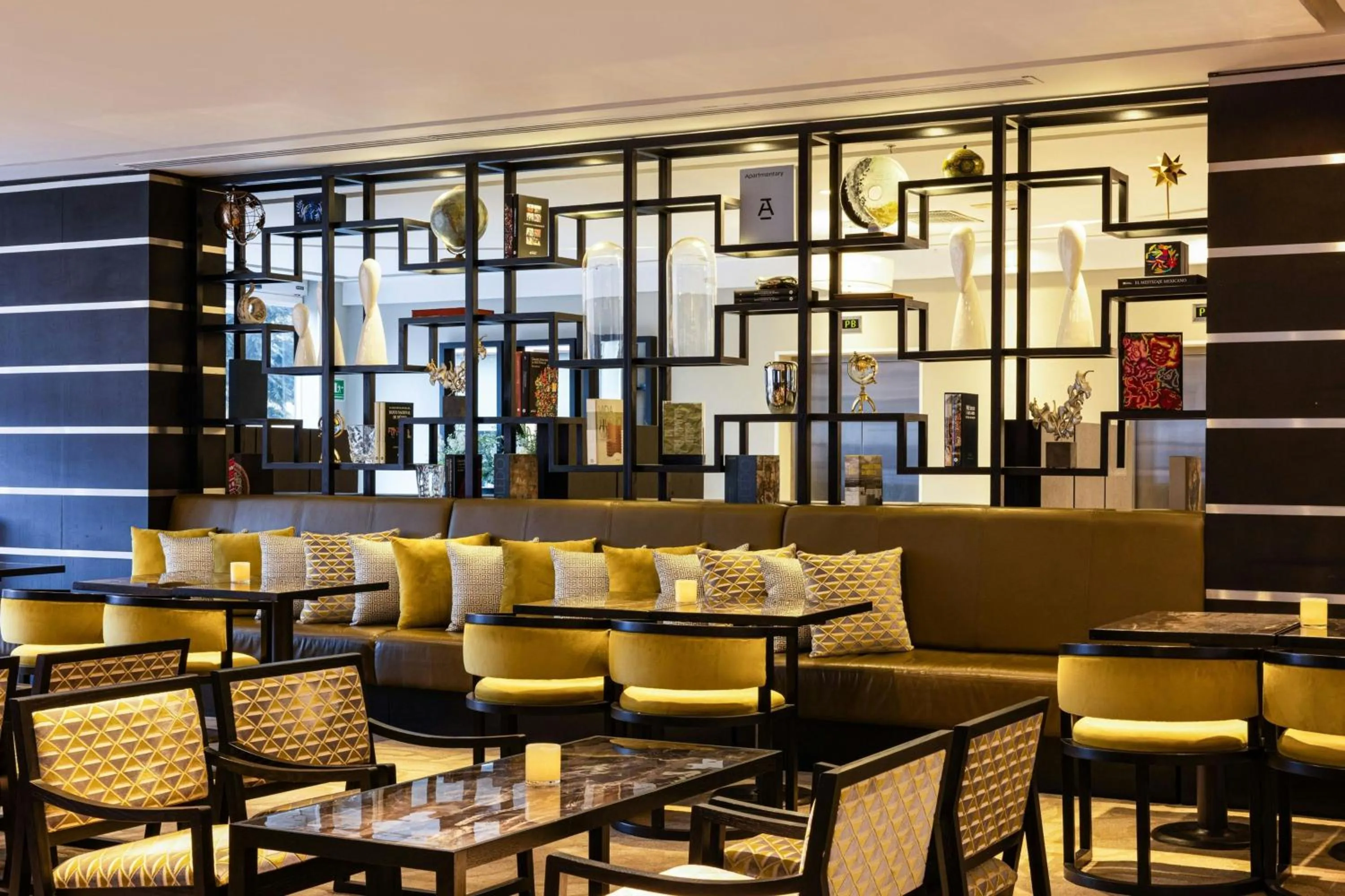 Lounge or bar in Courtyard Toluca Tollocan