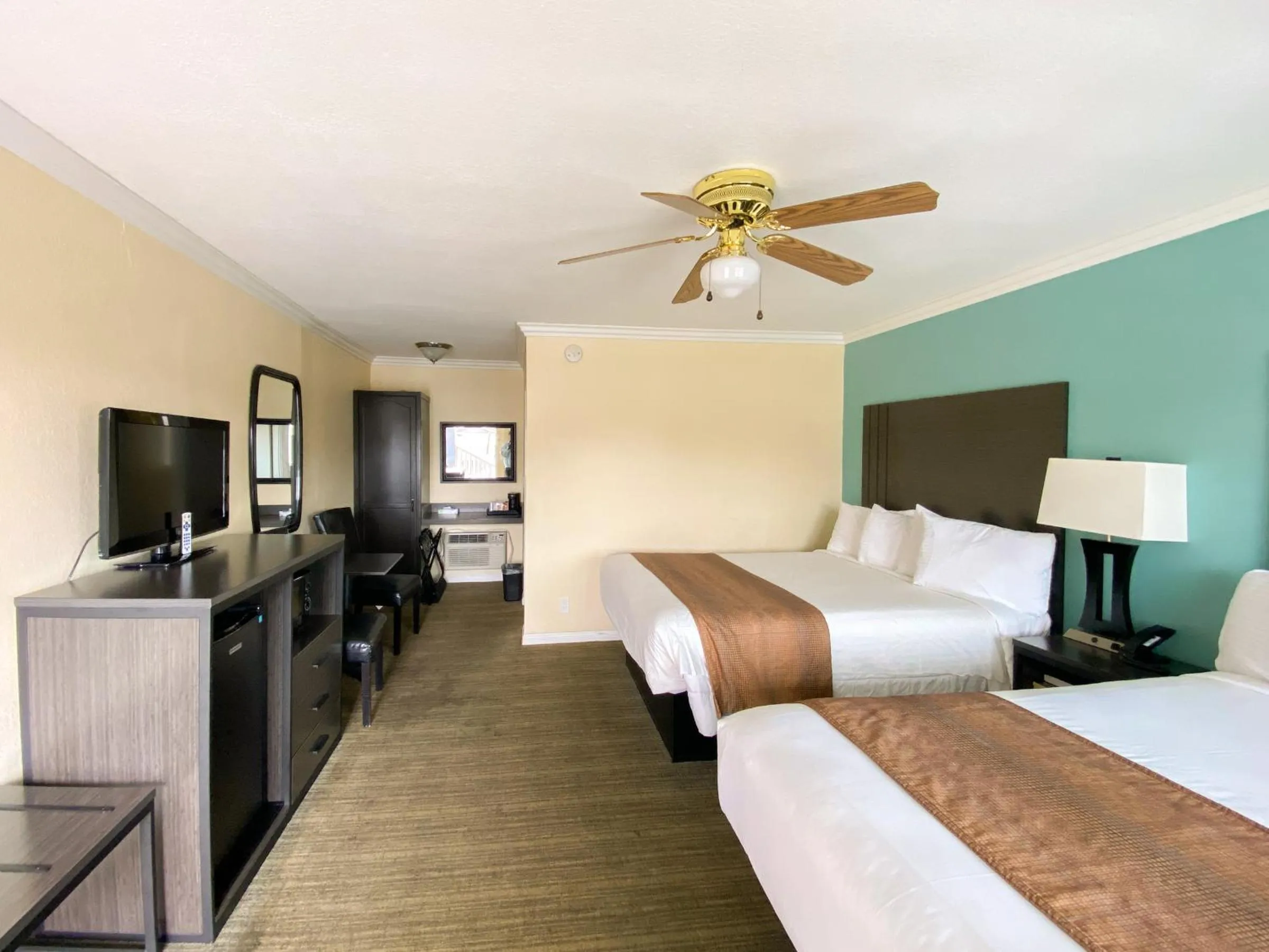 Bed in Rockview Inn and Suites