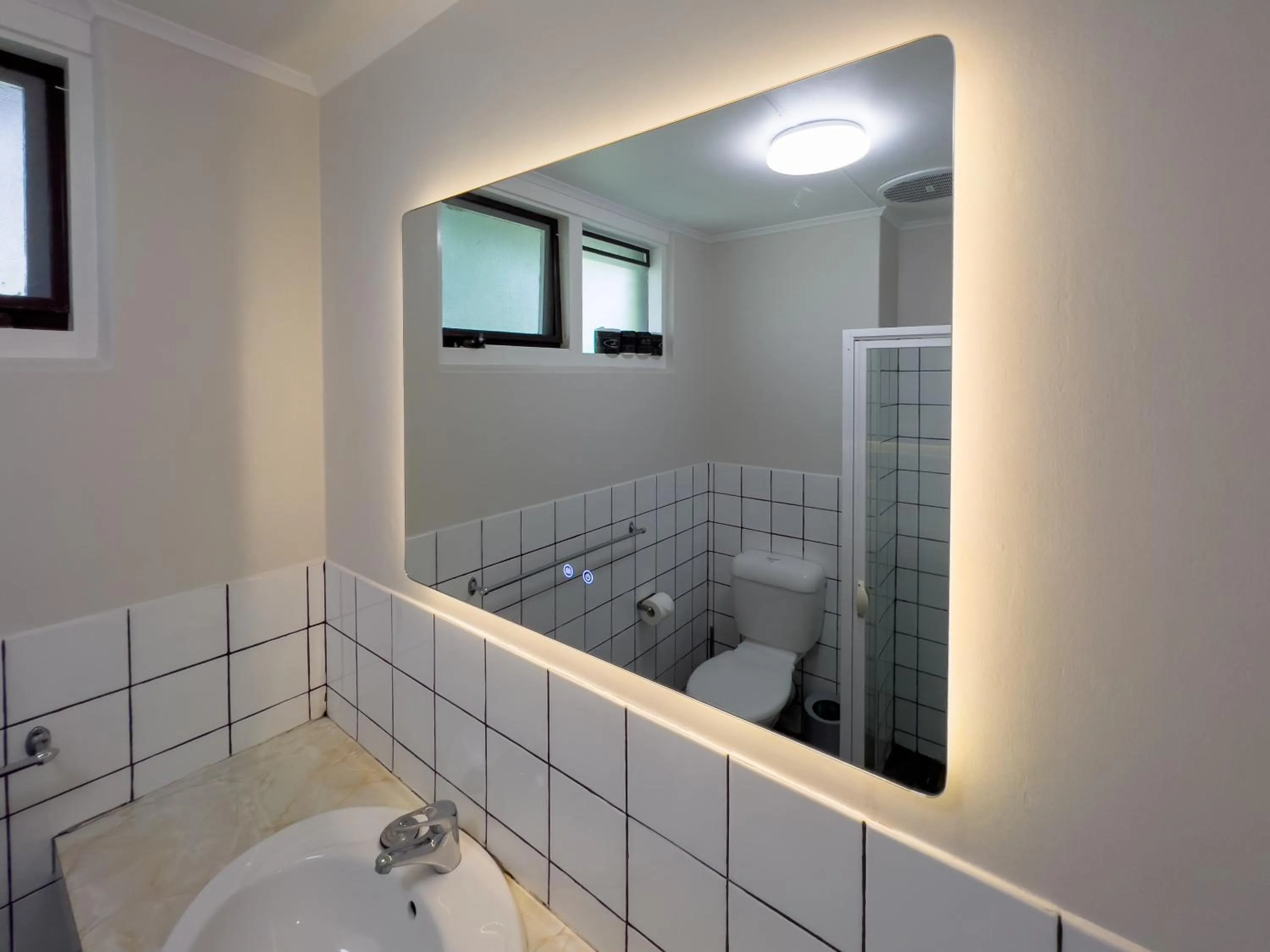 Bathroom in A1 Motels and Apartments Port Fairy