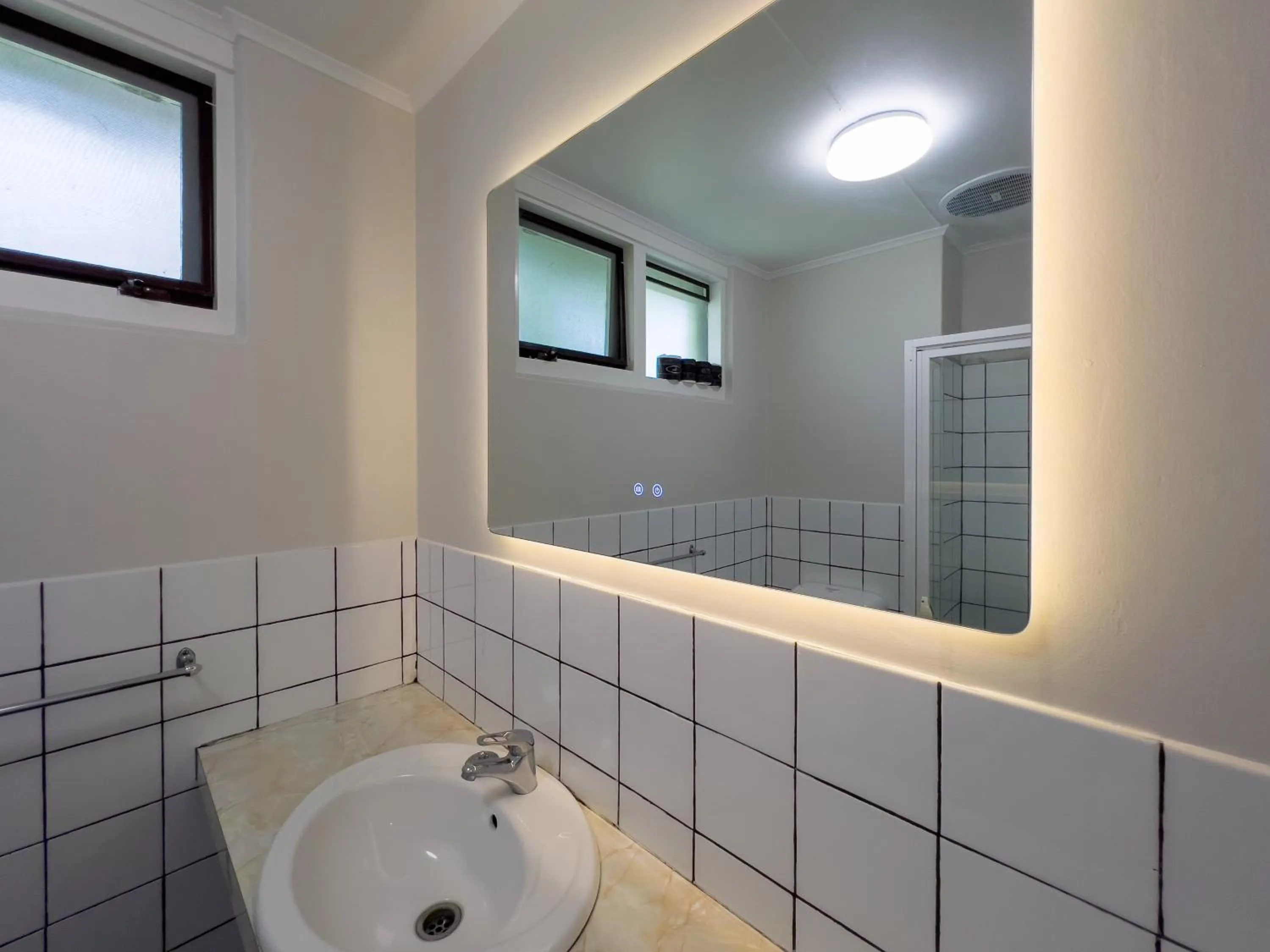Bathroom in A1 Motels and Apartments Port Fairy