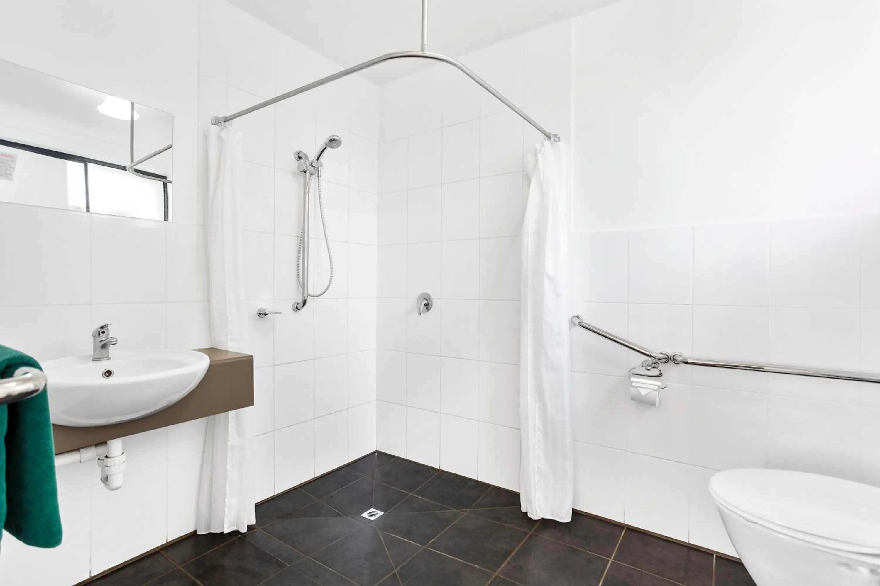 Bathroom in A1 Motels and Apartments Port Fairy