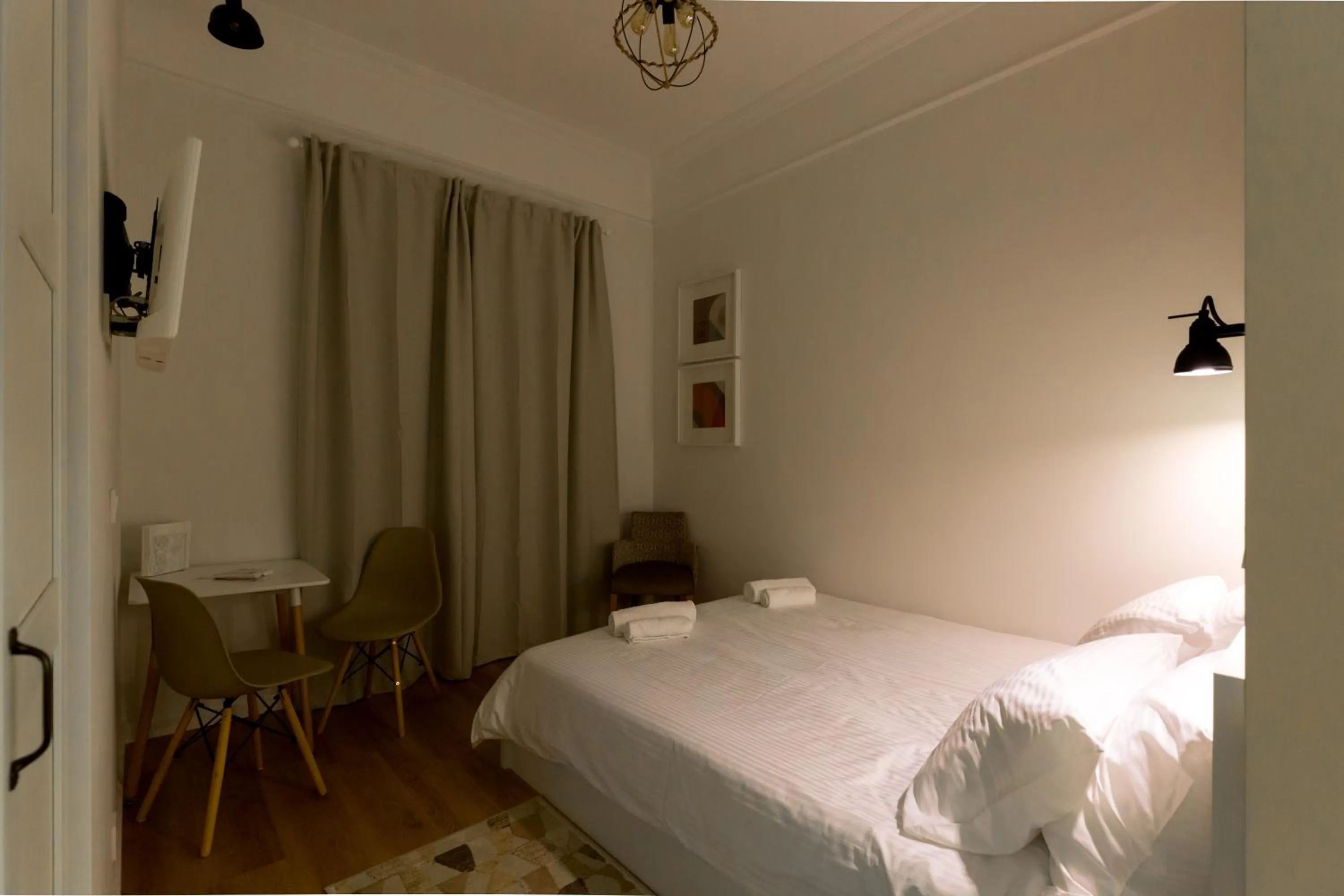 Photo of the whole room, Bed in Dinostratus House