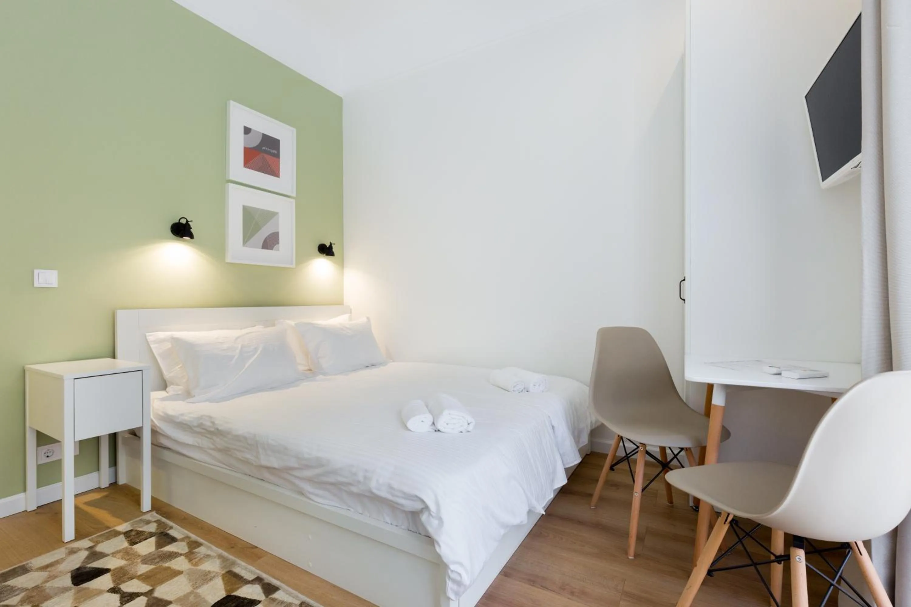 Photo of the whole room, Bed in Dinostratus House