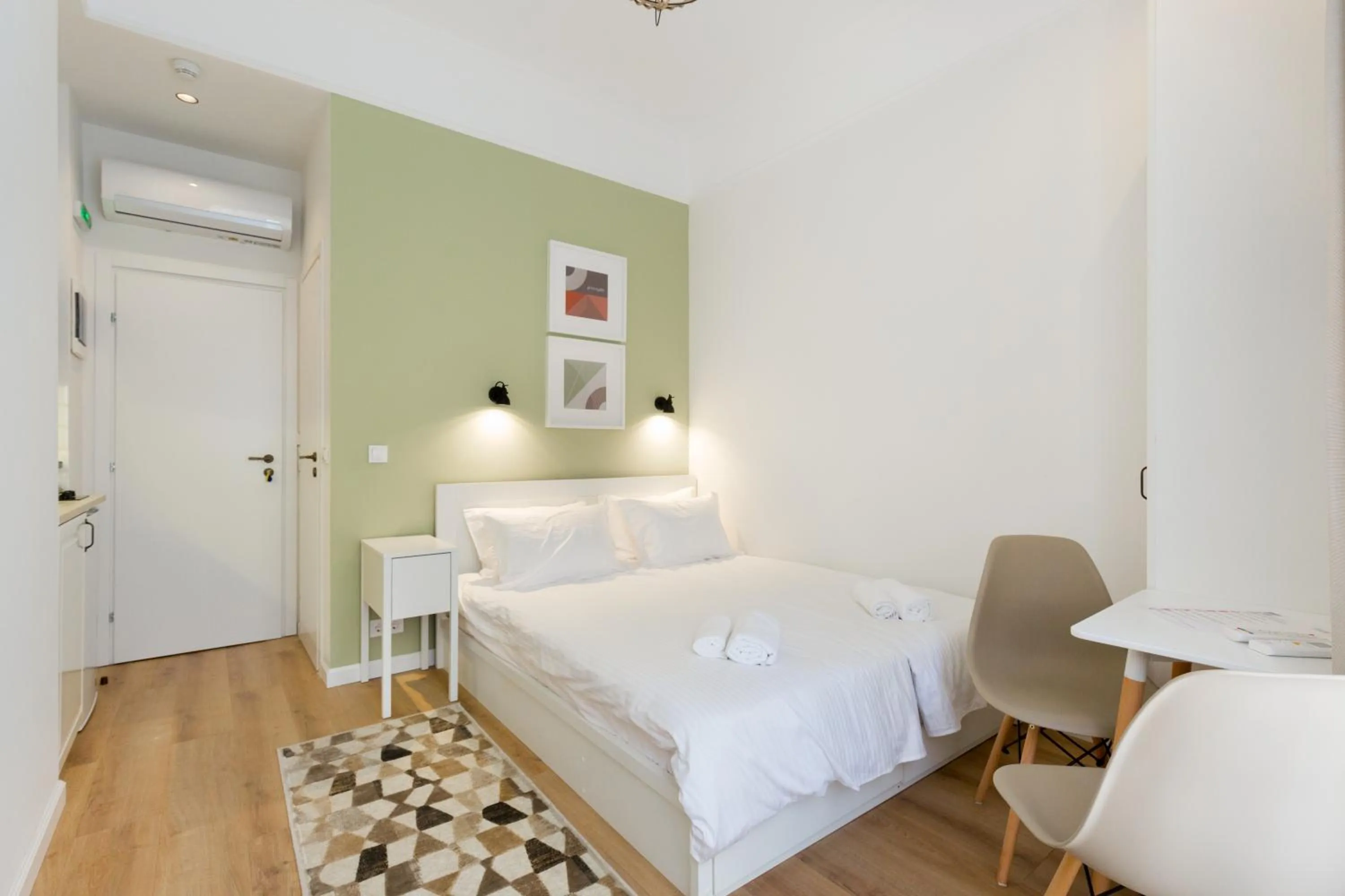 Photo of the whole room, Bed in Dinostratus House