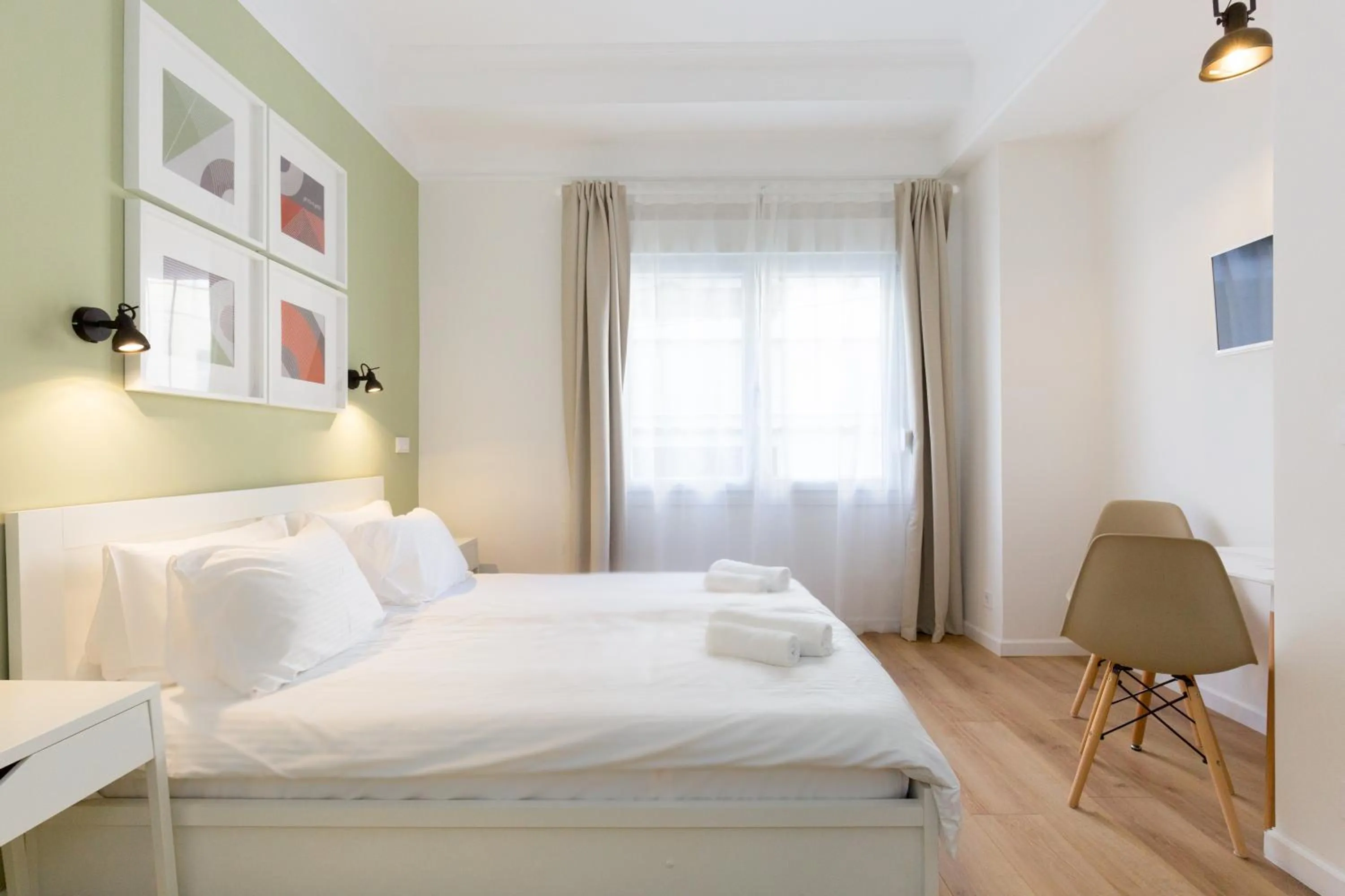 Photo of the whole room, Bed in Dinostratus House