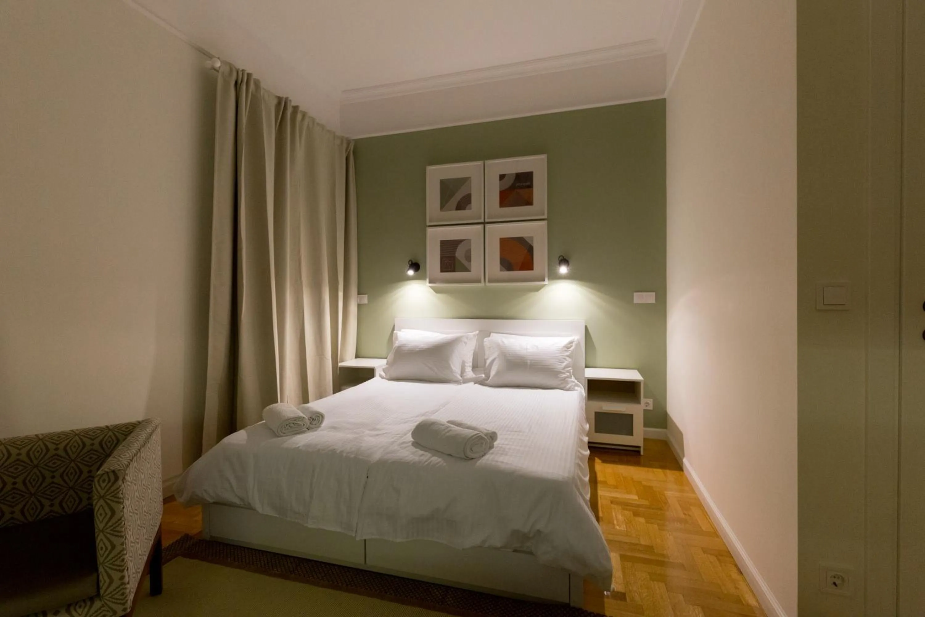 Photo of the whole room, Bed in Dinostratus House