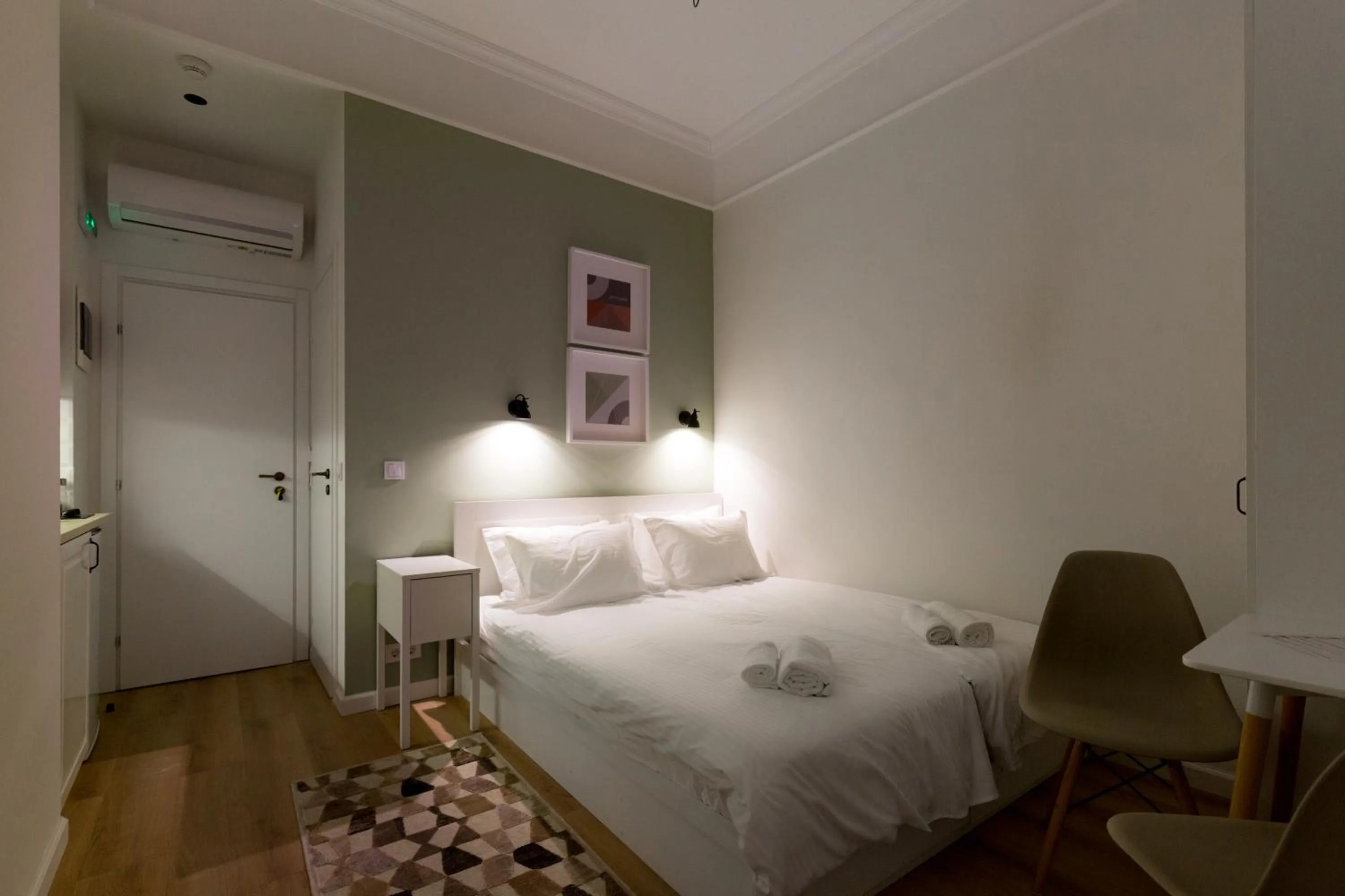 Photo of the whole room, Bed in Dinostratus House