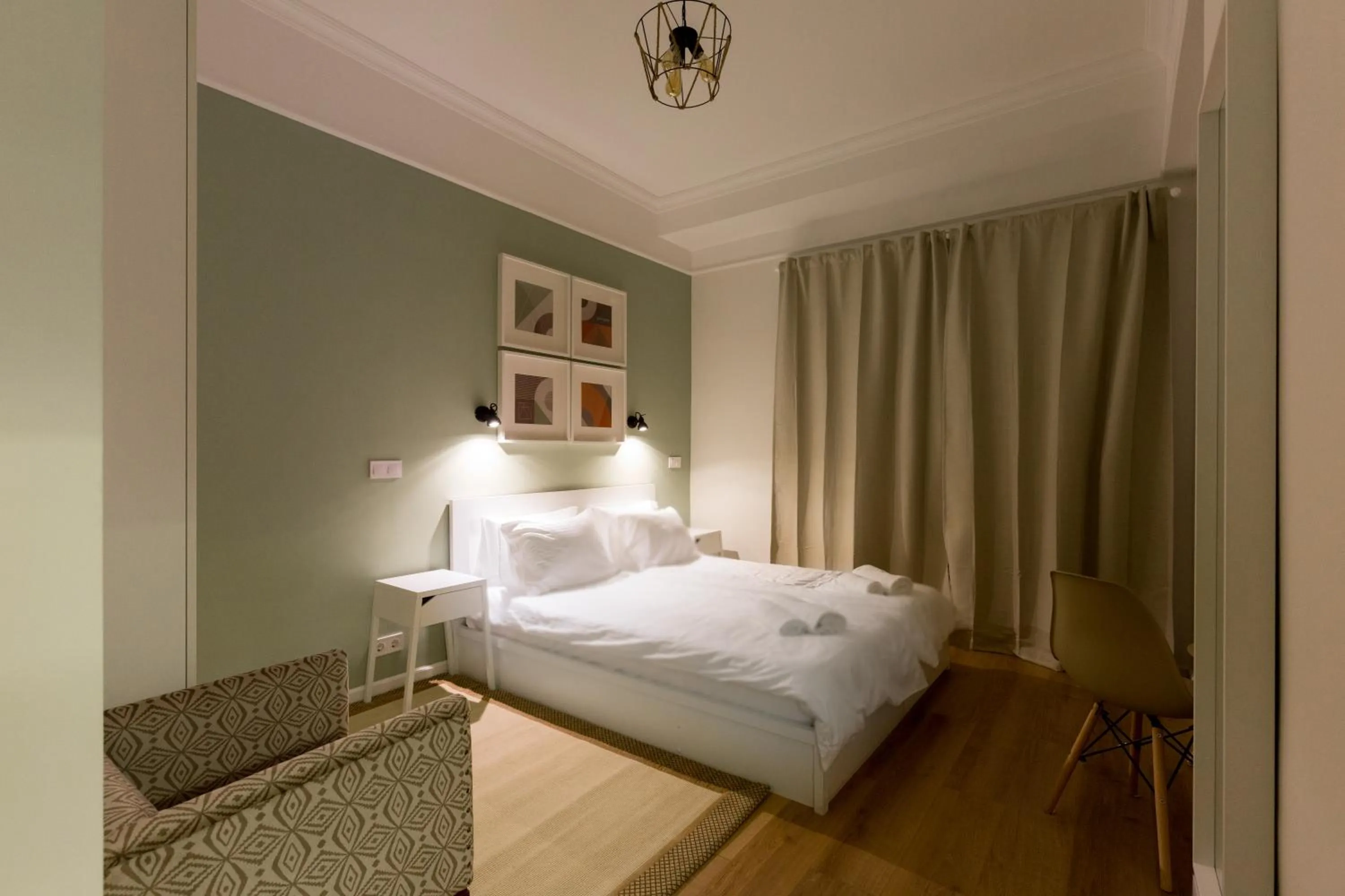 Photo of the whole room, Bed in Dinostratus House