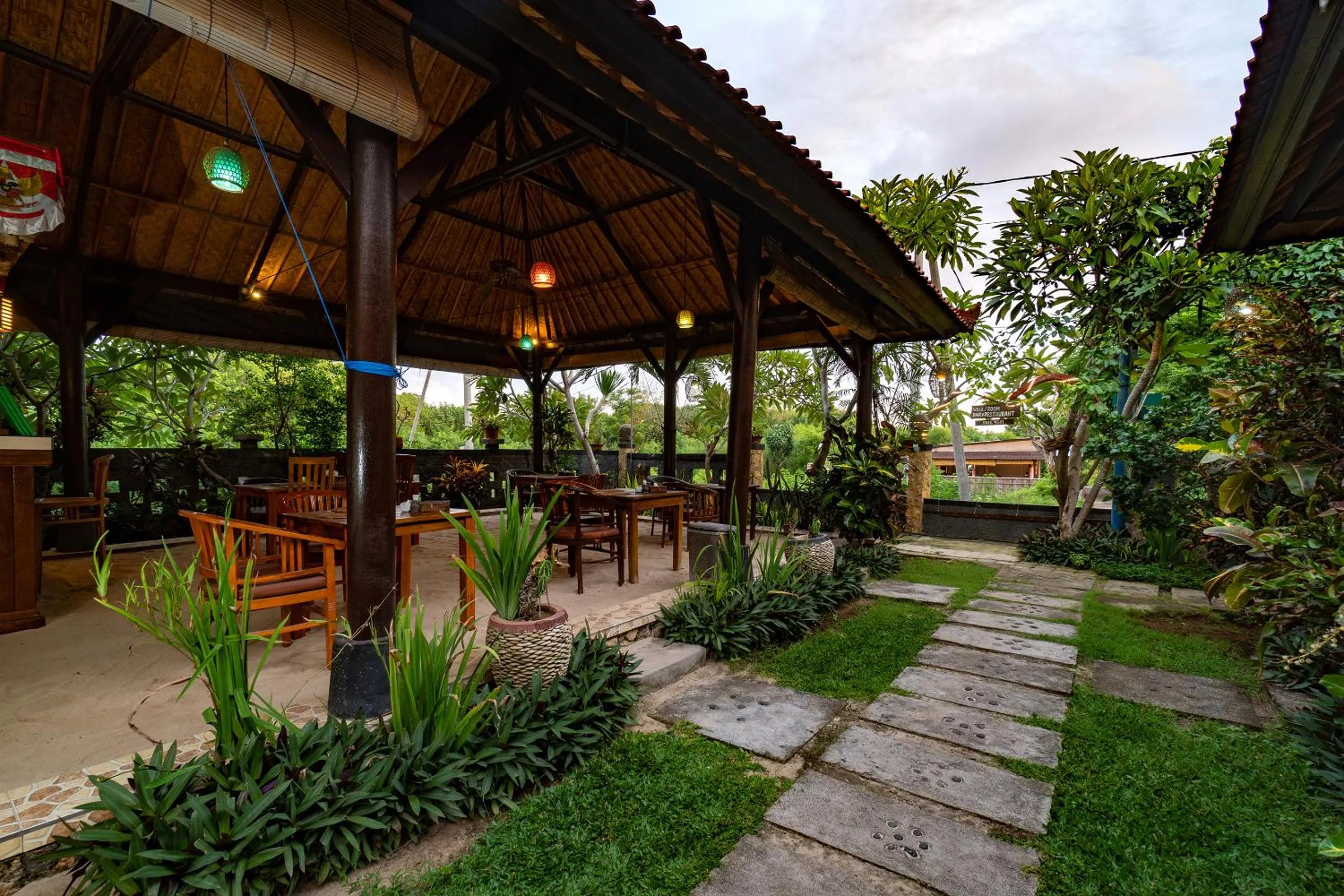Restaurant/places to eat in Sedok Jineng Villa Lembongan