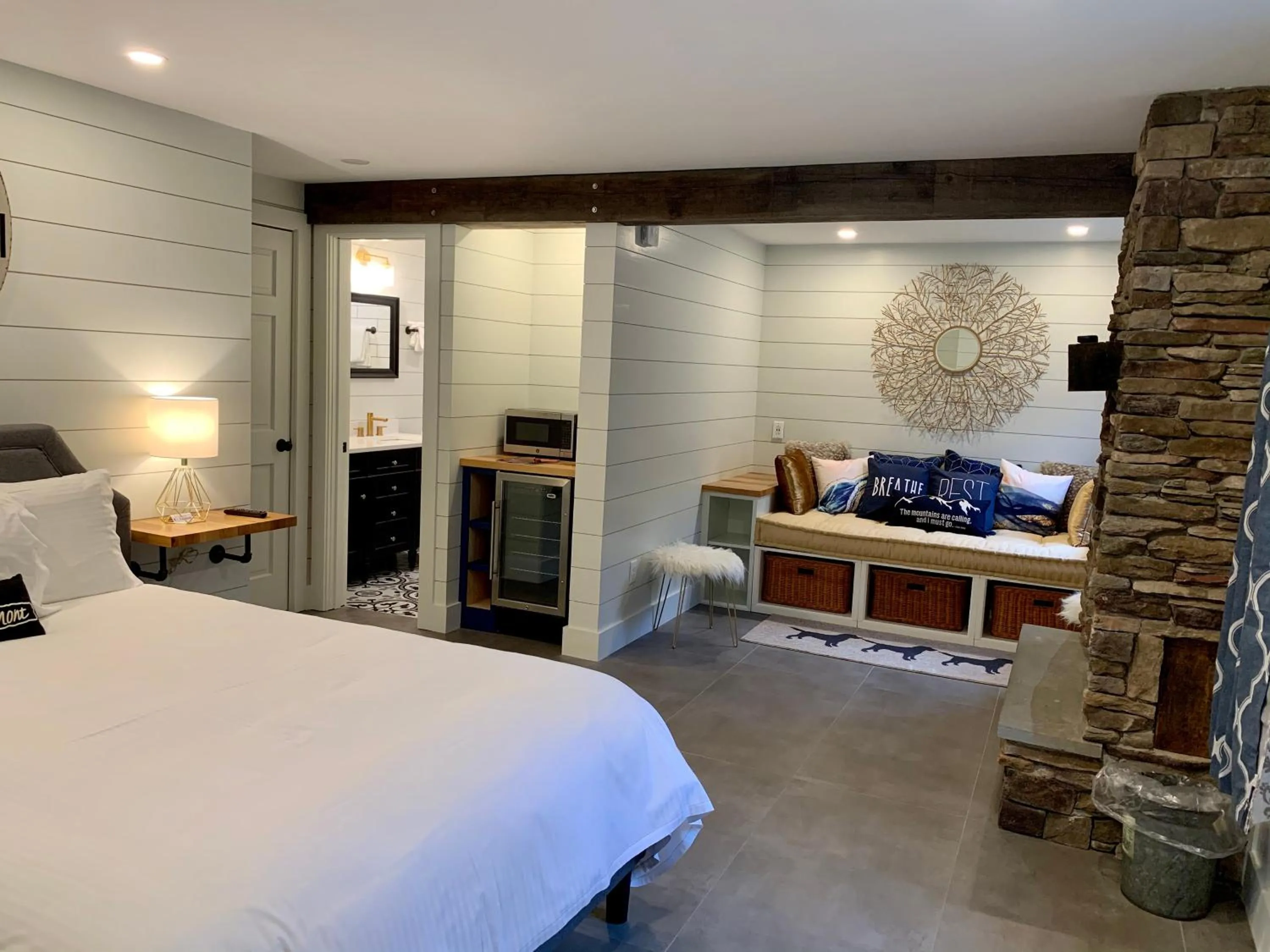 Photo of the whole room, Bed in The Barnstead Inn