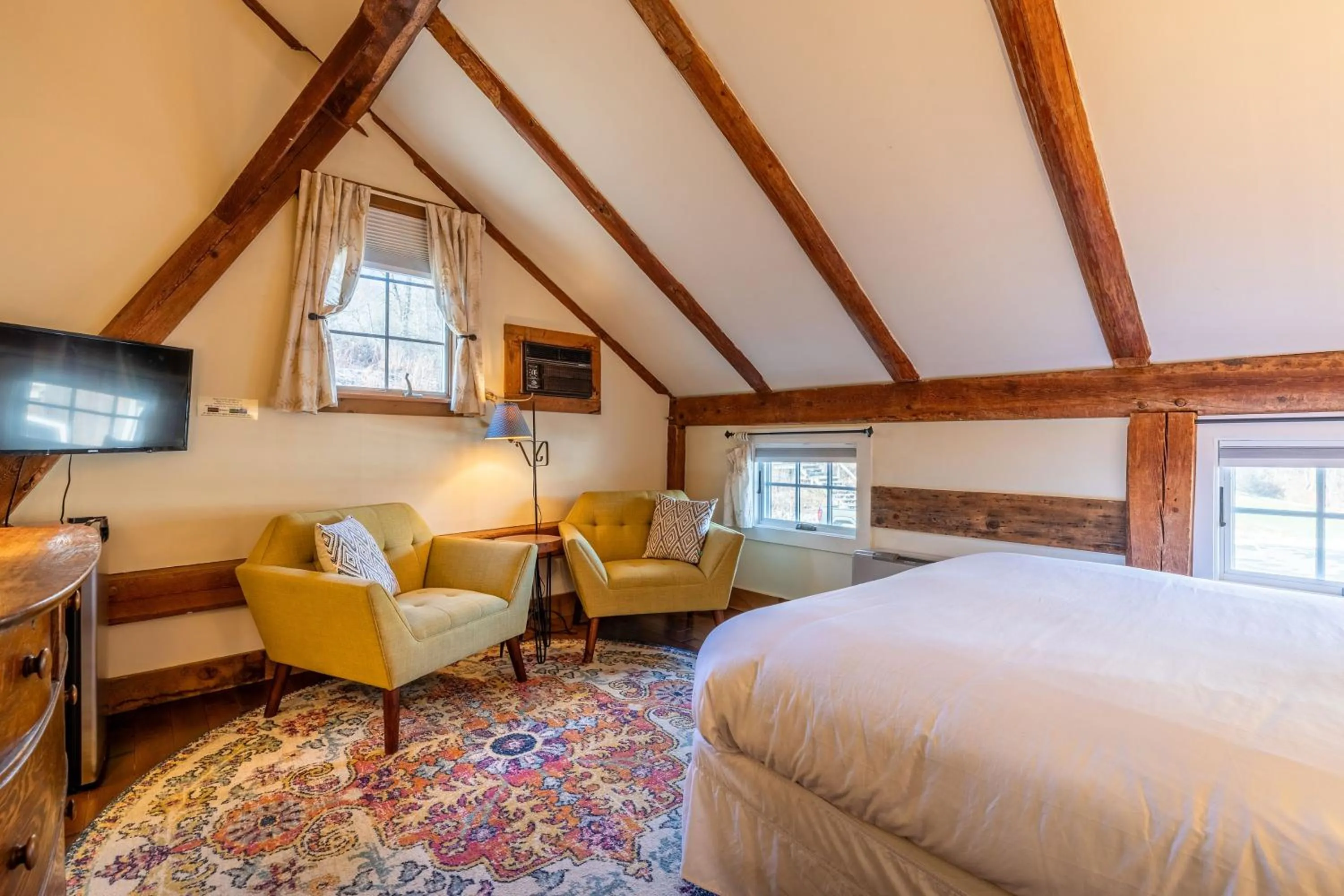 Seating area, Bed in The Barnstead Inn