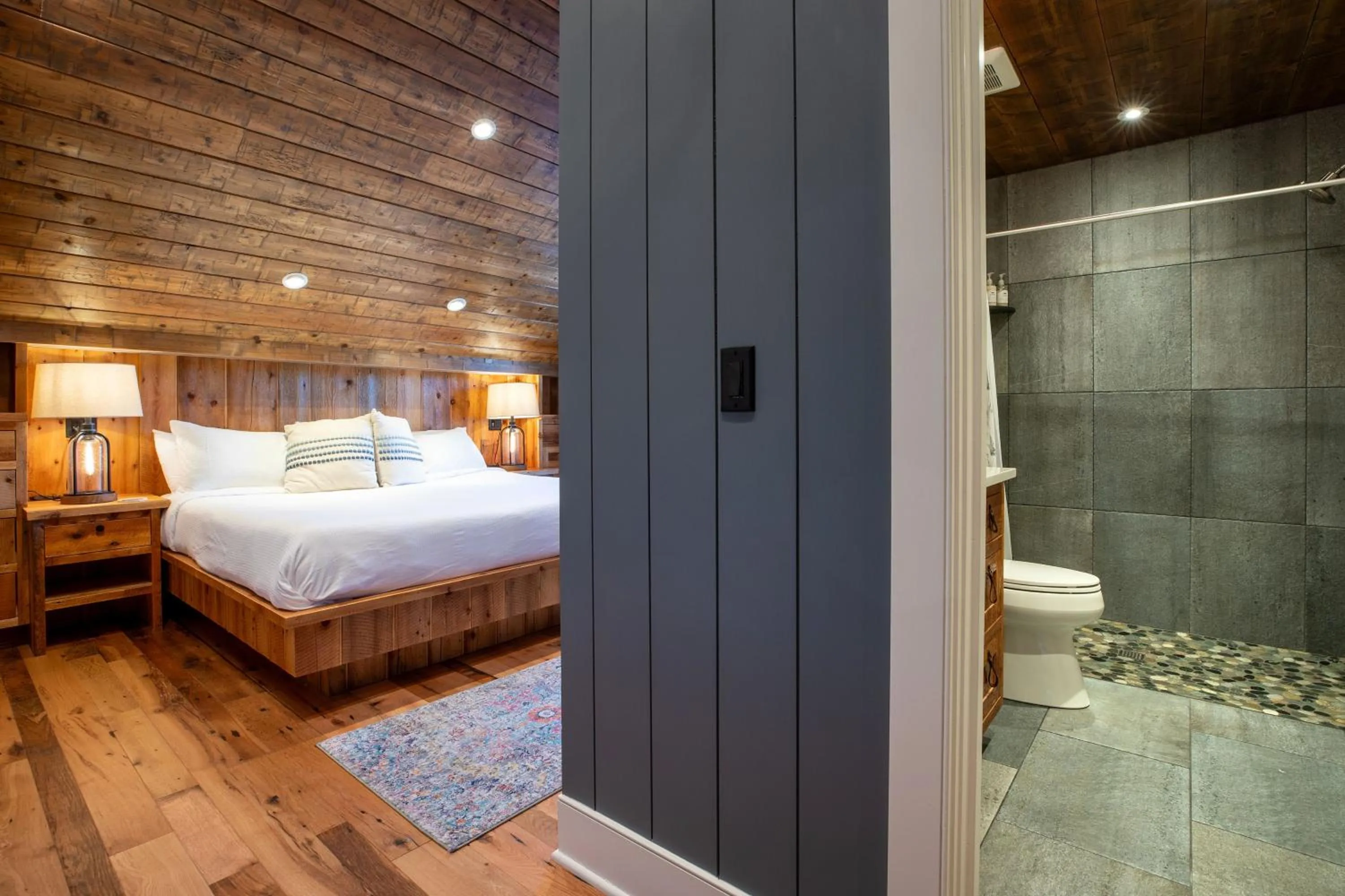 Toilet, Bed in The Barnstead Inn