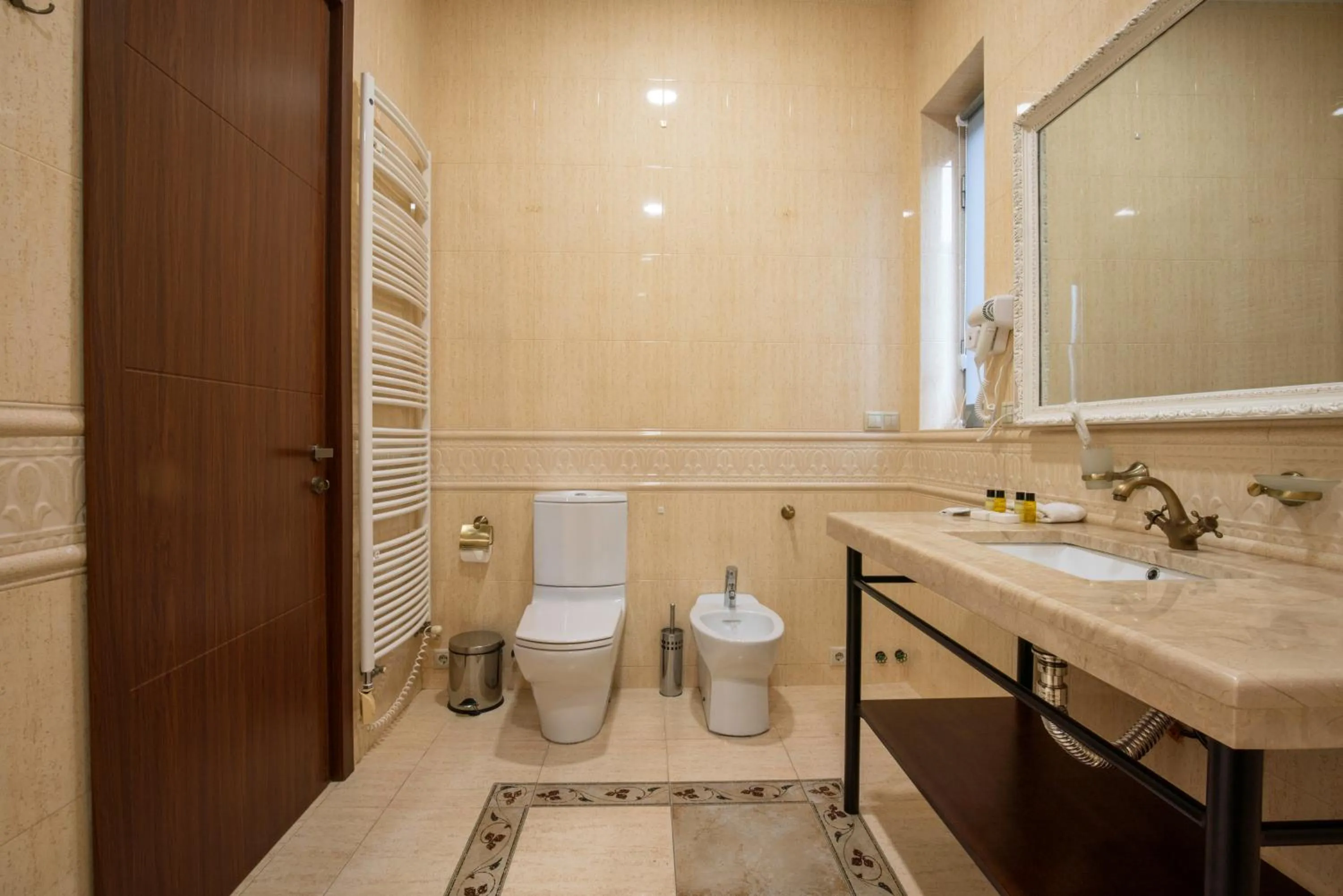 Toilet in Hotel Flower