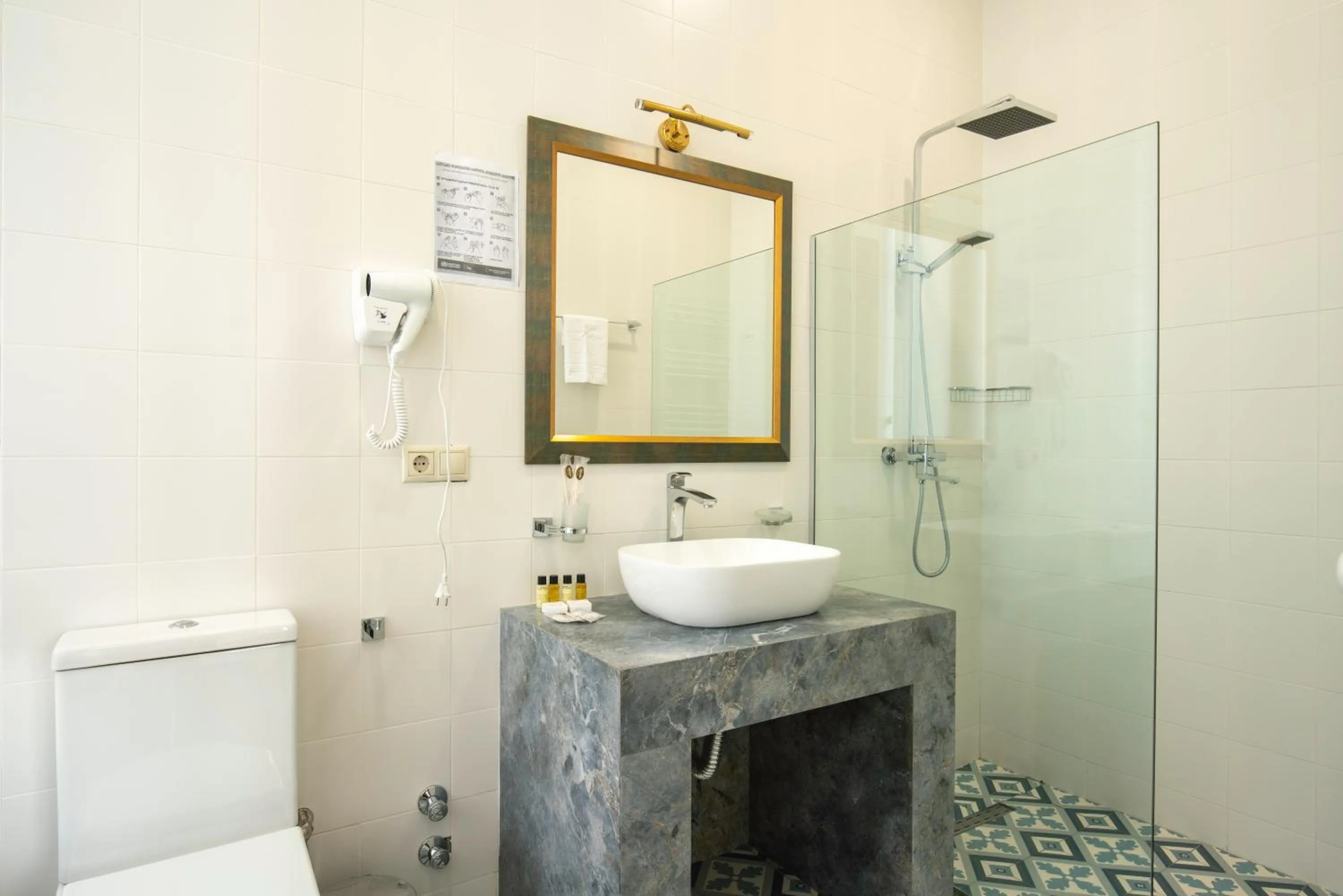 Shower in Hotel Flower