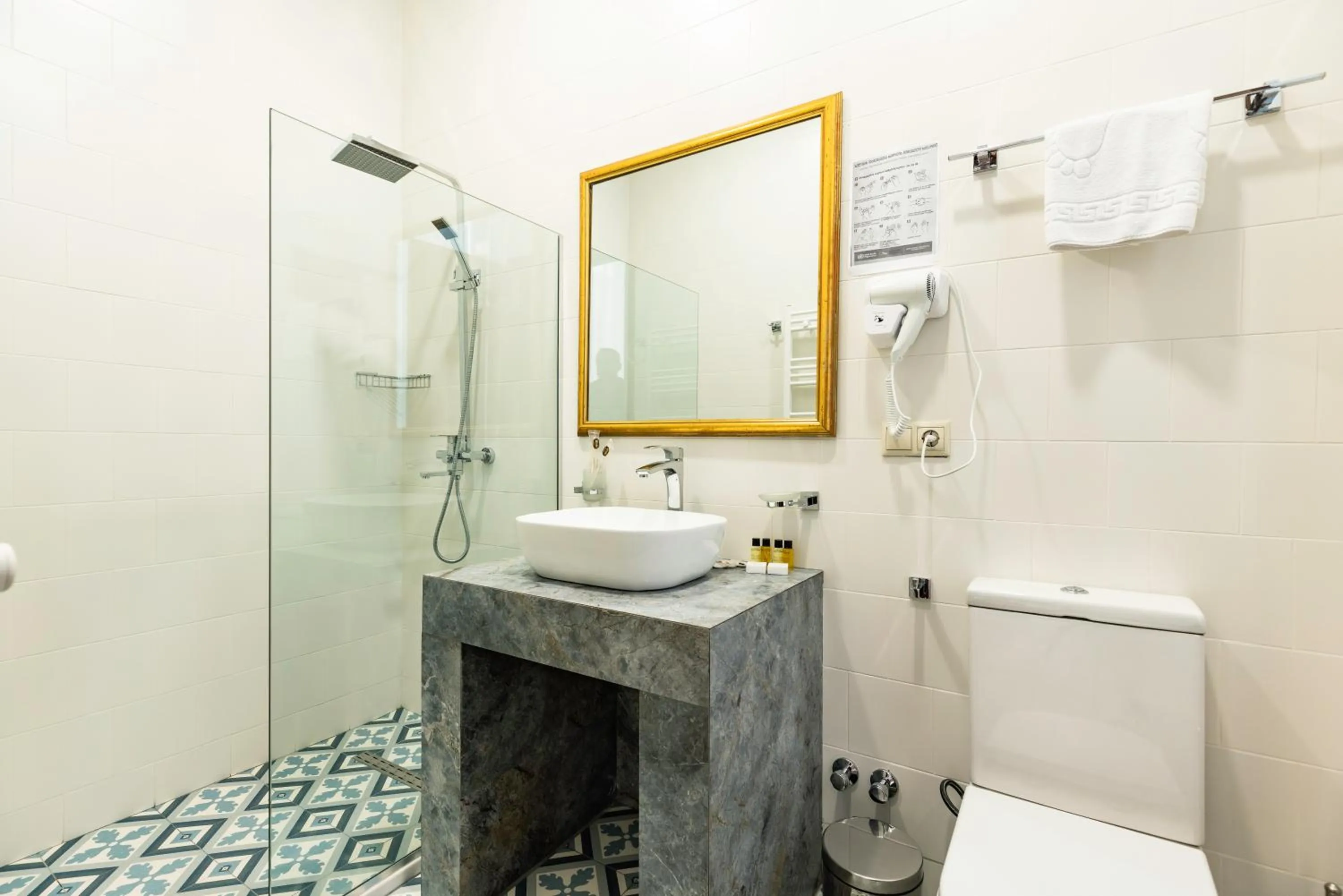 Shower in Hotel Flower