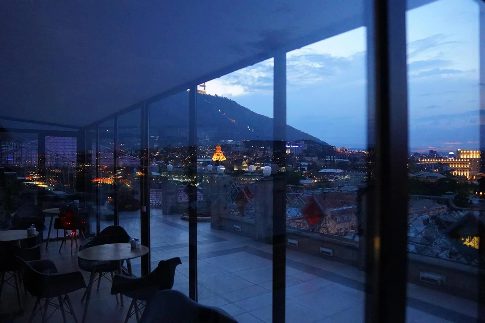 Restaurant/places to eat in Hotel Flower