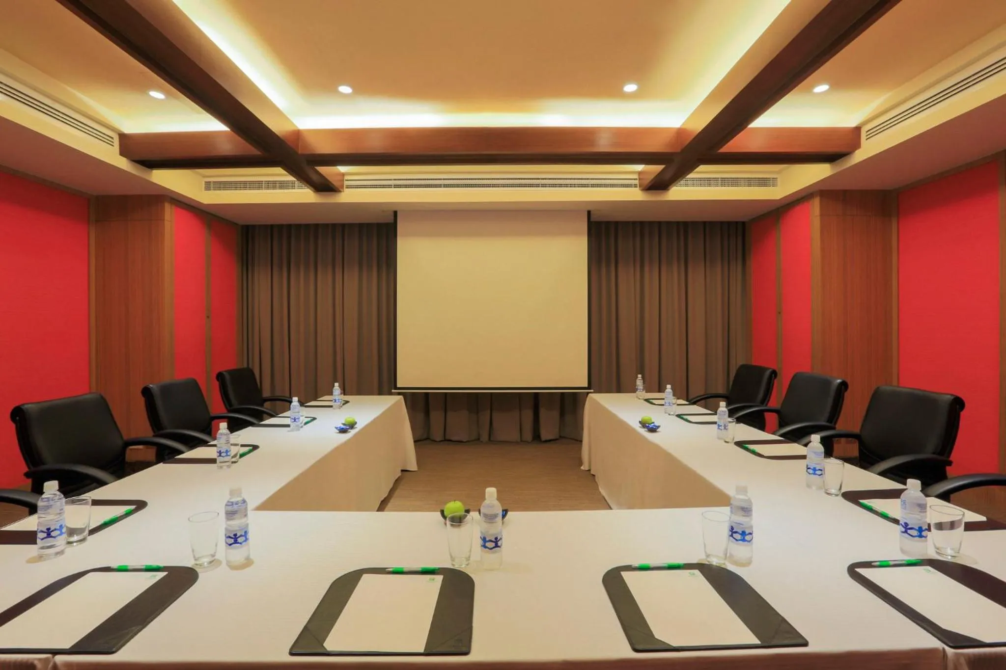 Meeting/conference room in Holiday Inn & Suites Makati by IHG