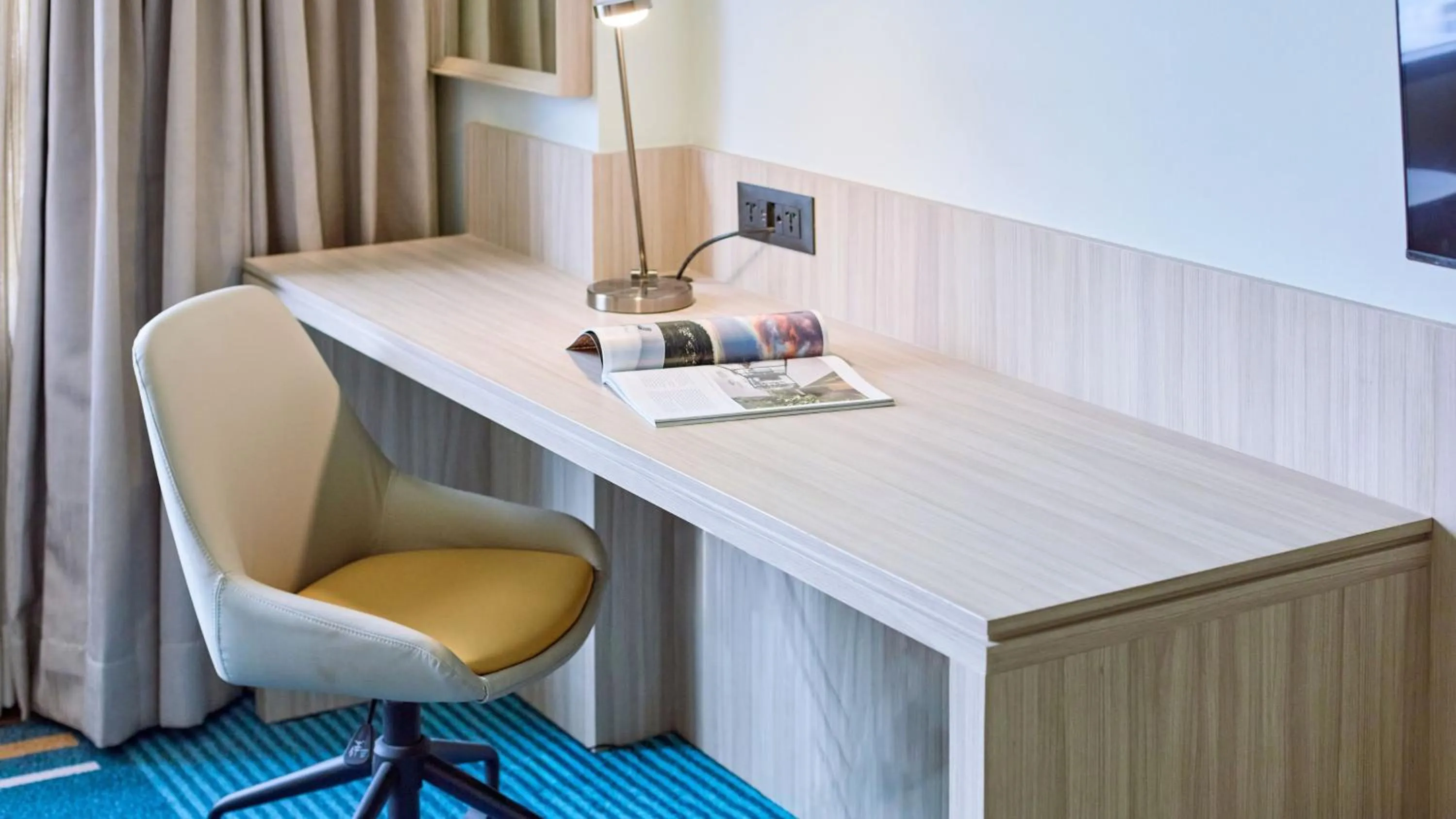 Photo of the whole room in Holiday Inn & Suites Makati by IHG