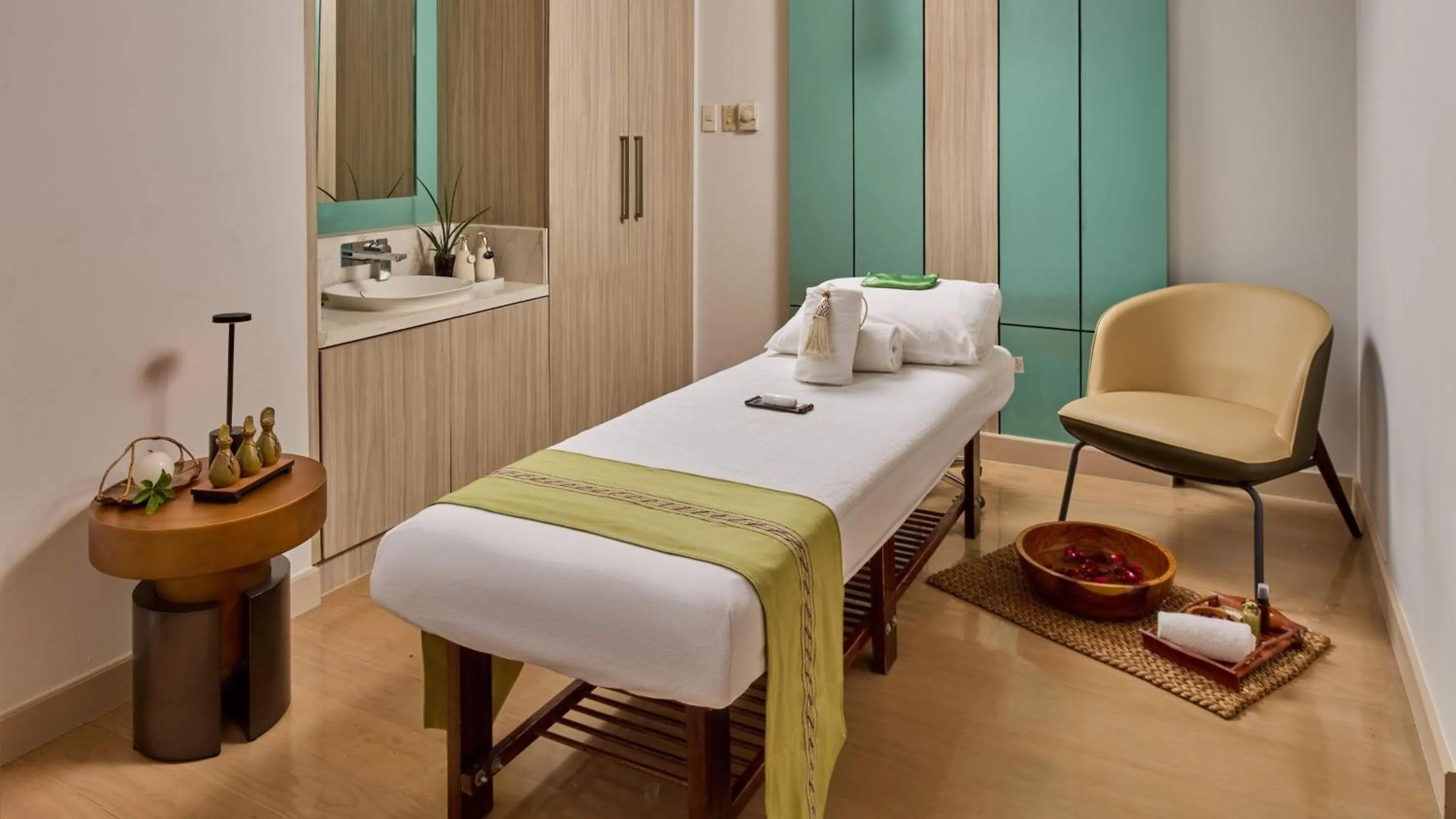 Spa and wellness centre/facilities, Bed in Holiday Inn & Suites Makati by IHG