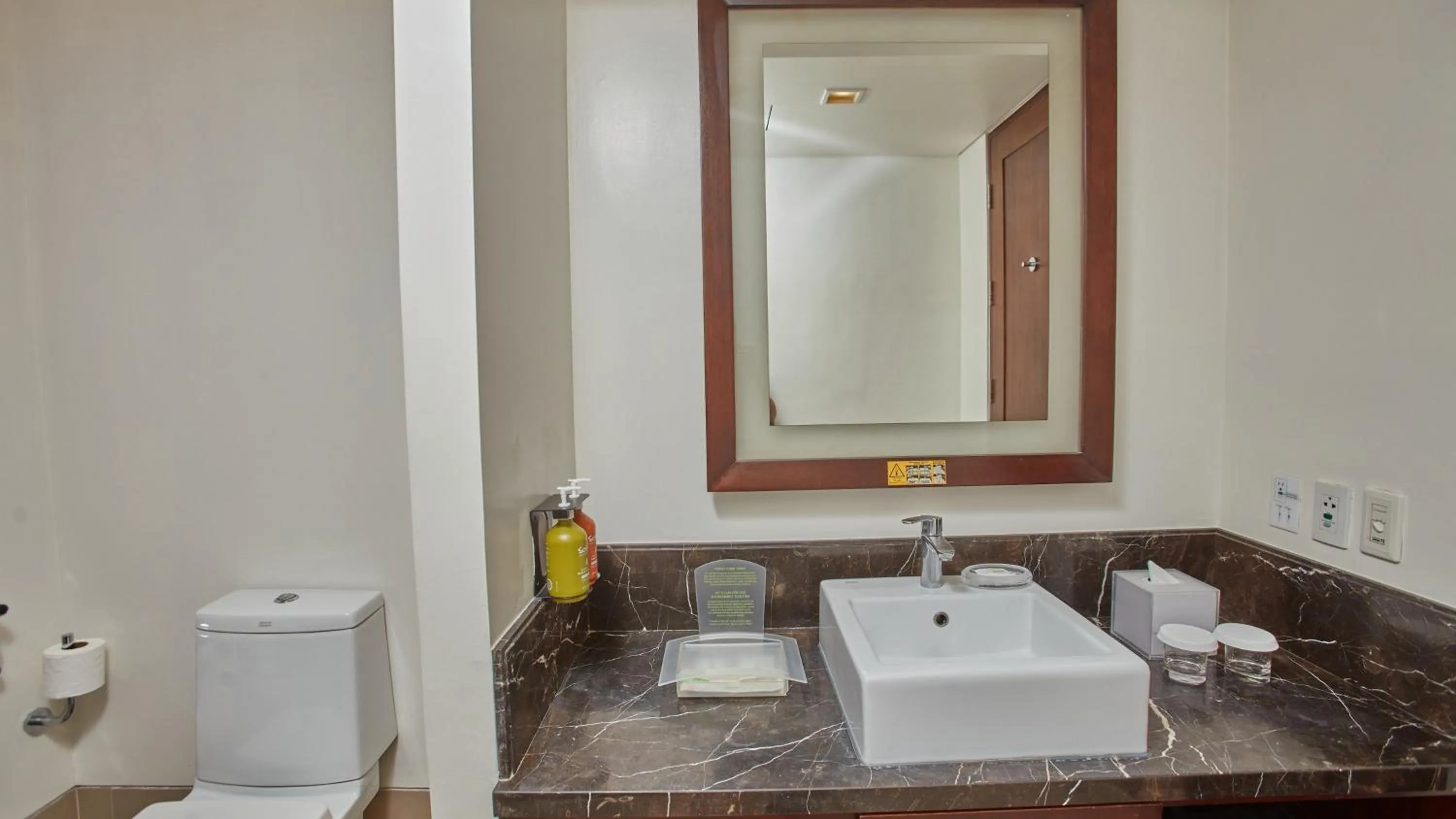 Bathroom in Holiday Inn & Suites Makati by IHG