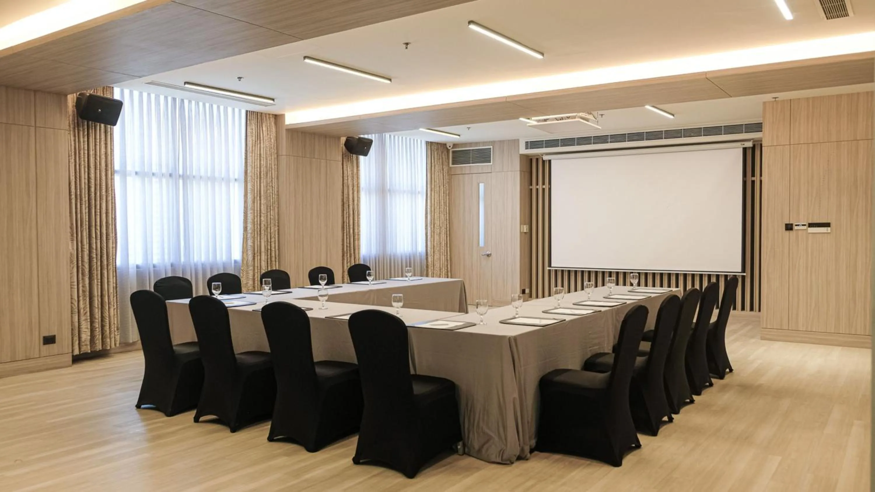 Meeting/conference room in Holiday Inn & Suites Makati by IHG