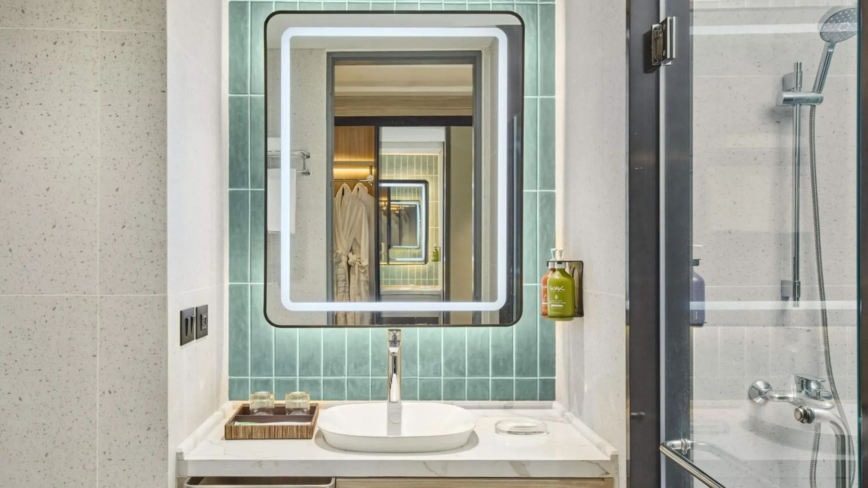 Standard King Room with Lounge Access in Holiday Inn & Suites Makati by IHG Standard King Room with Lounge Access in Holiday Inn & Suites Makati by IHG