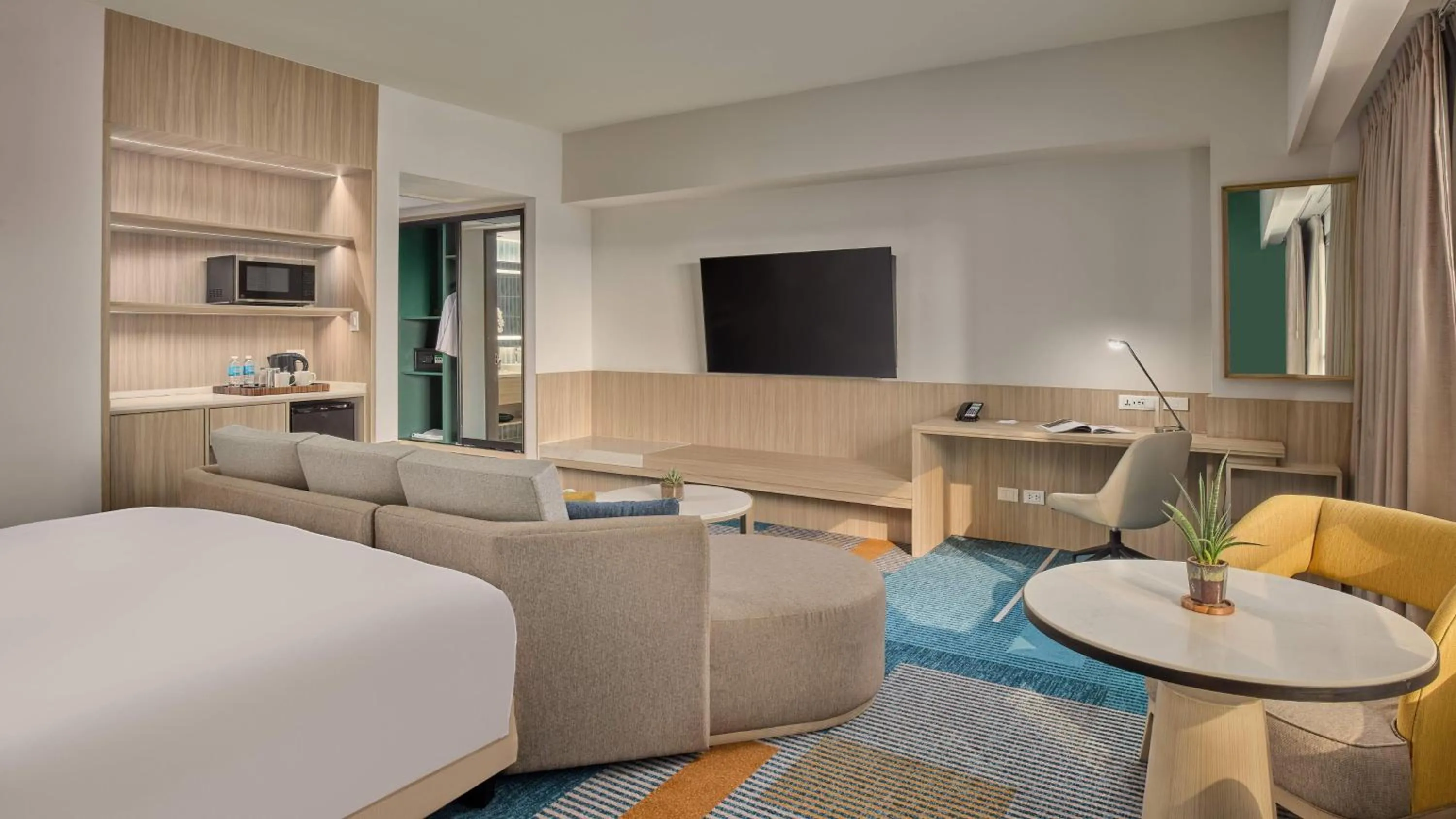 Photo of the whole room in Holiday Inn & Suites Makati by IHG