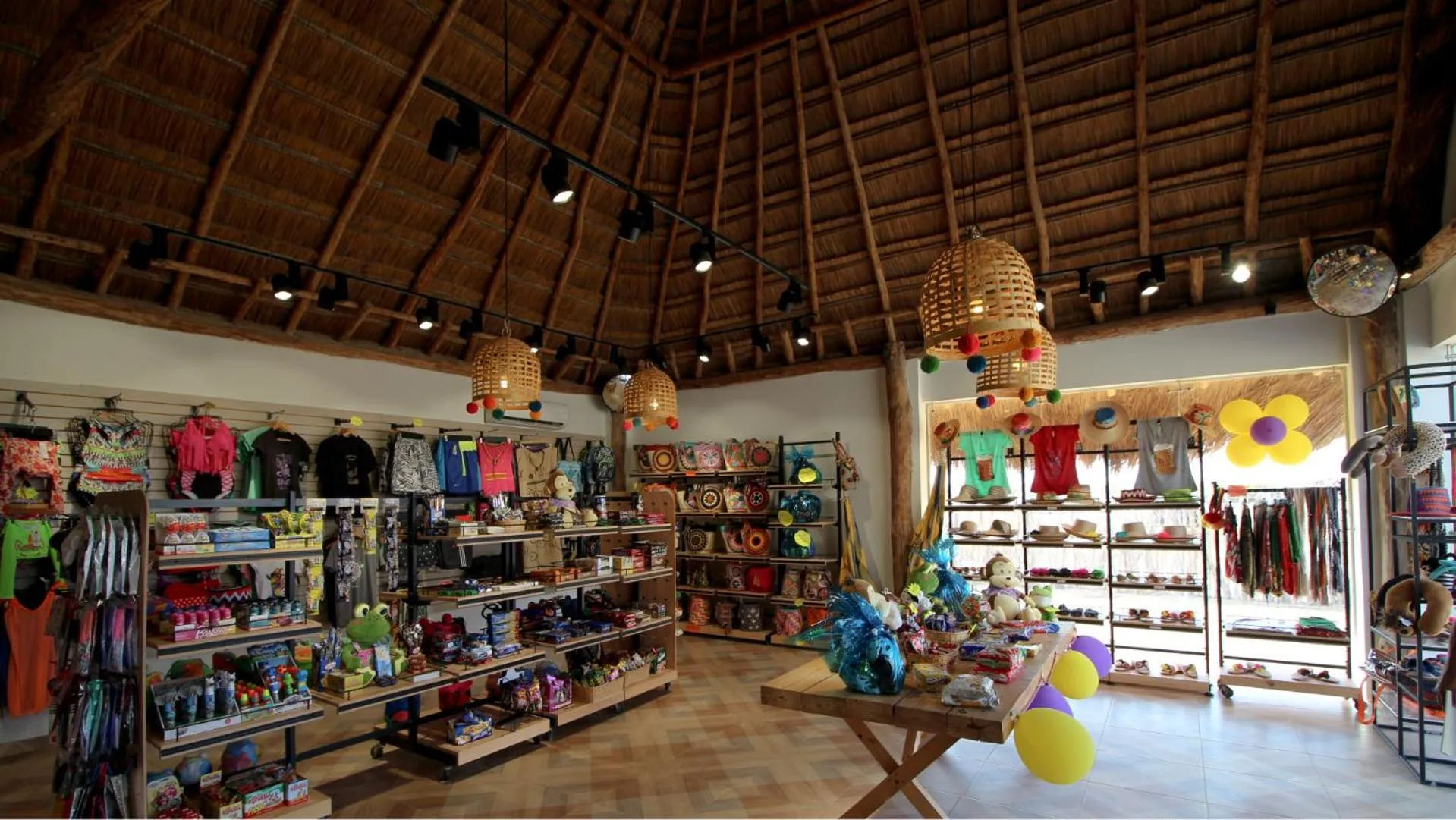 On-site shops in Hotel Wayira Beach