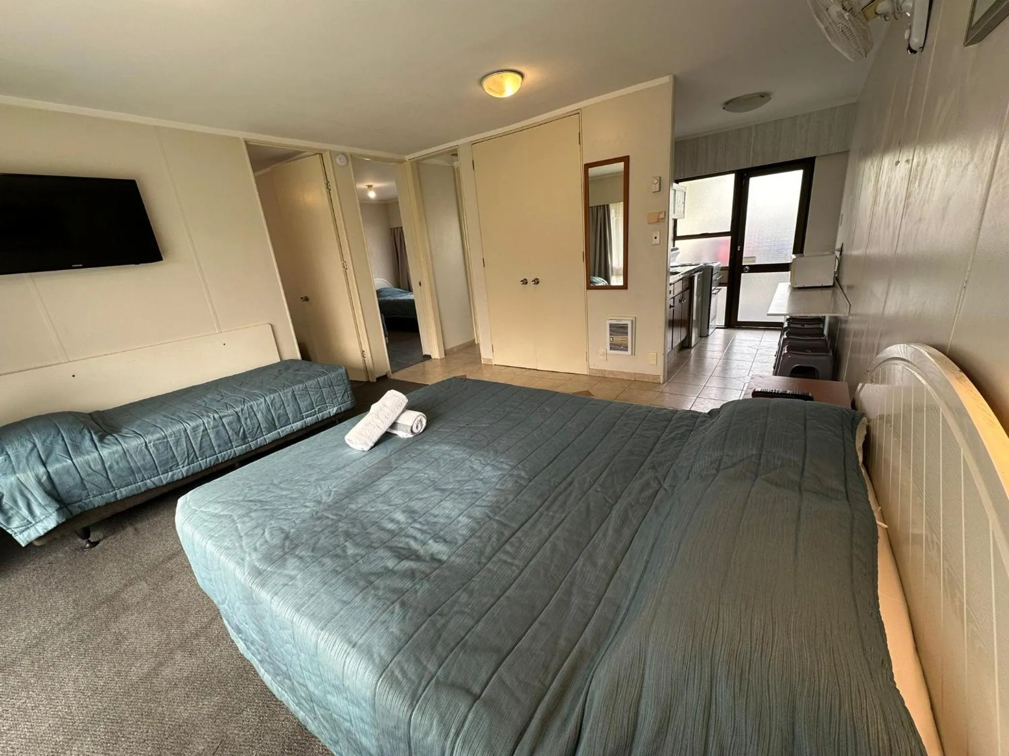 Living room, Bed in Airport Gold Star Motel