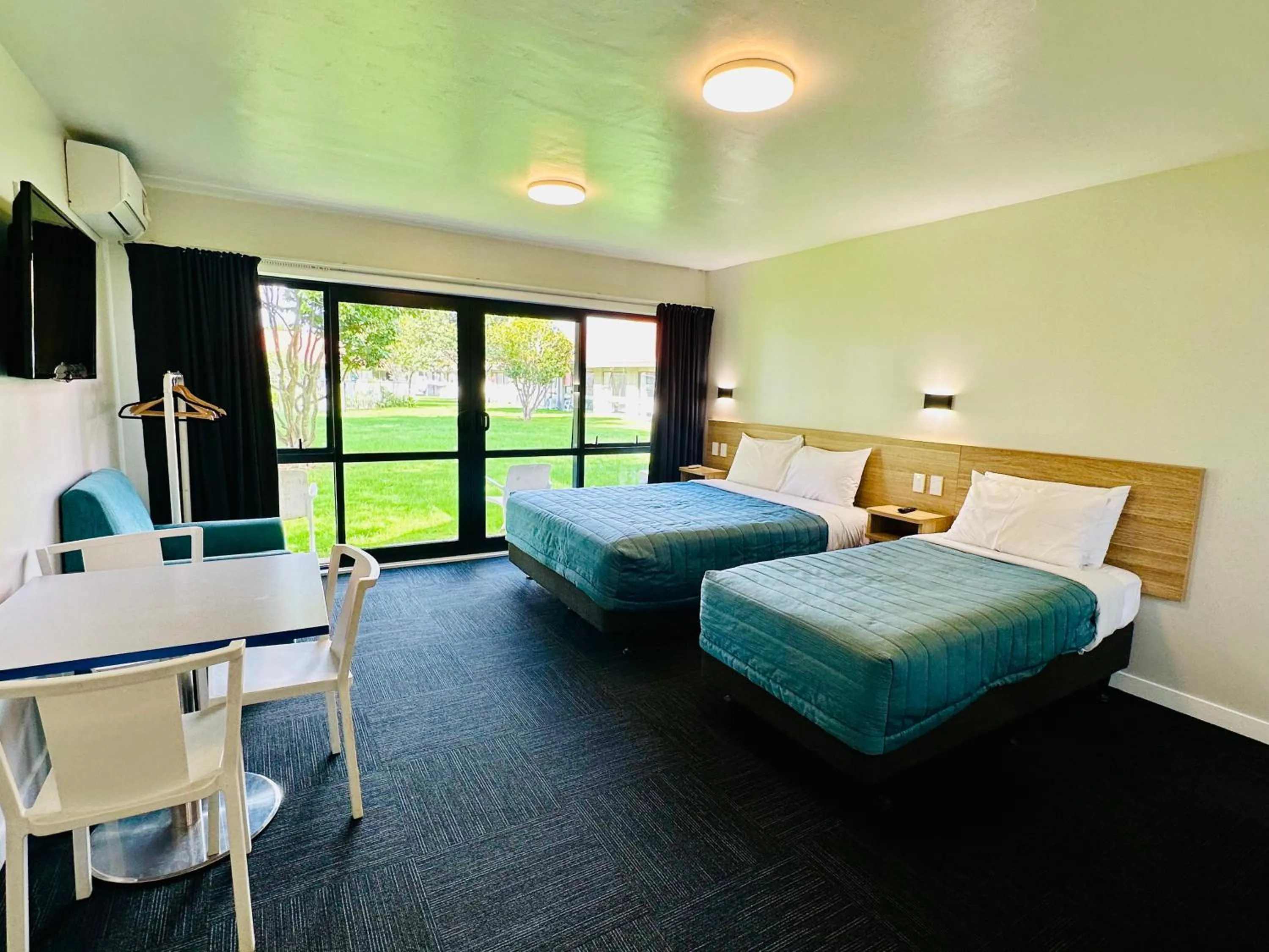 Bed in Airport Gold Star Motel