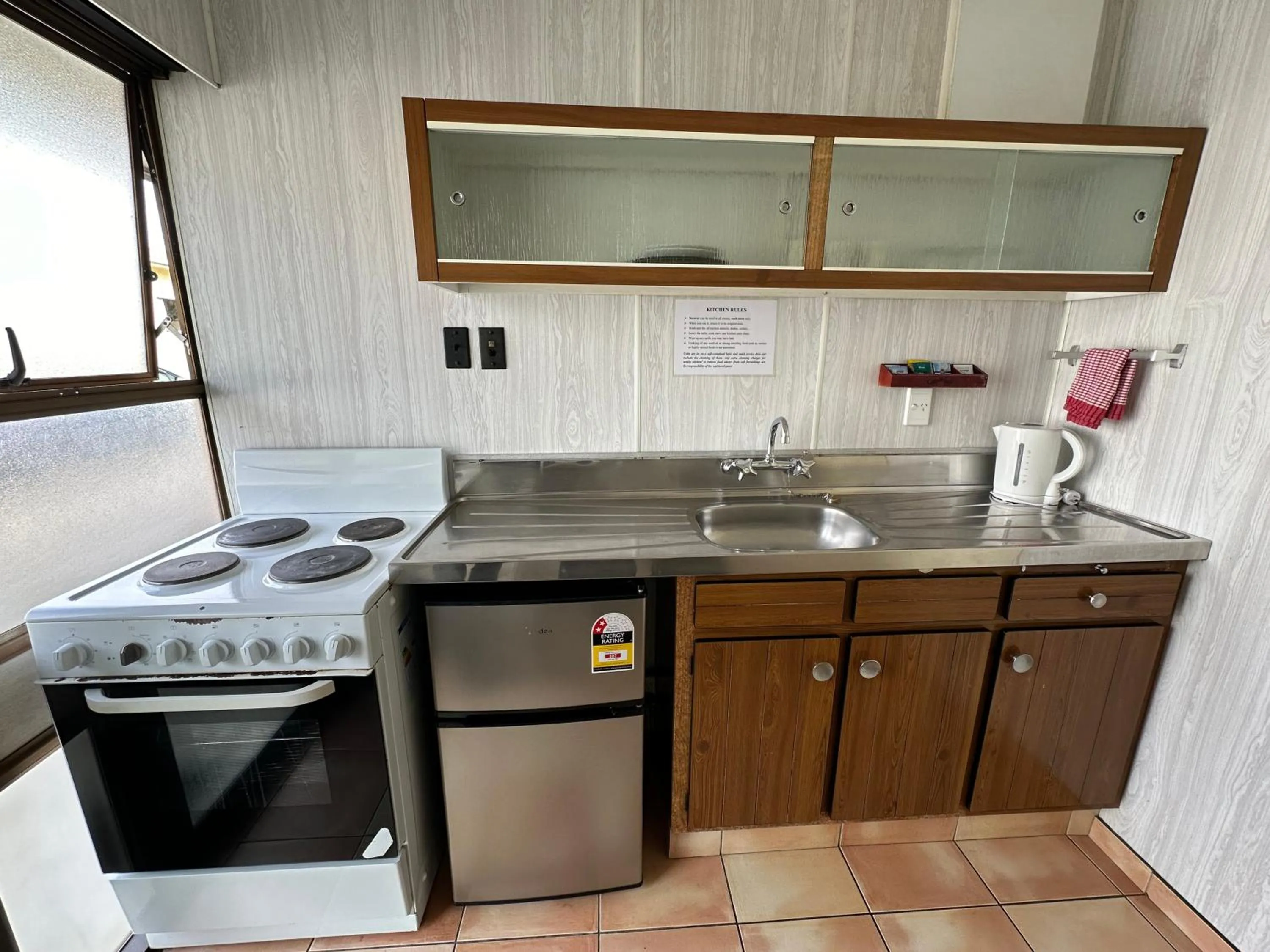 Kitchen or kitchenette in Airport Gold Star Motel