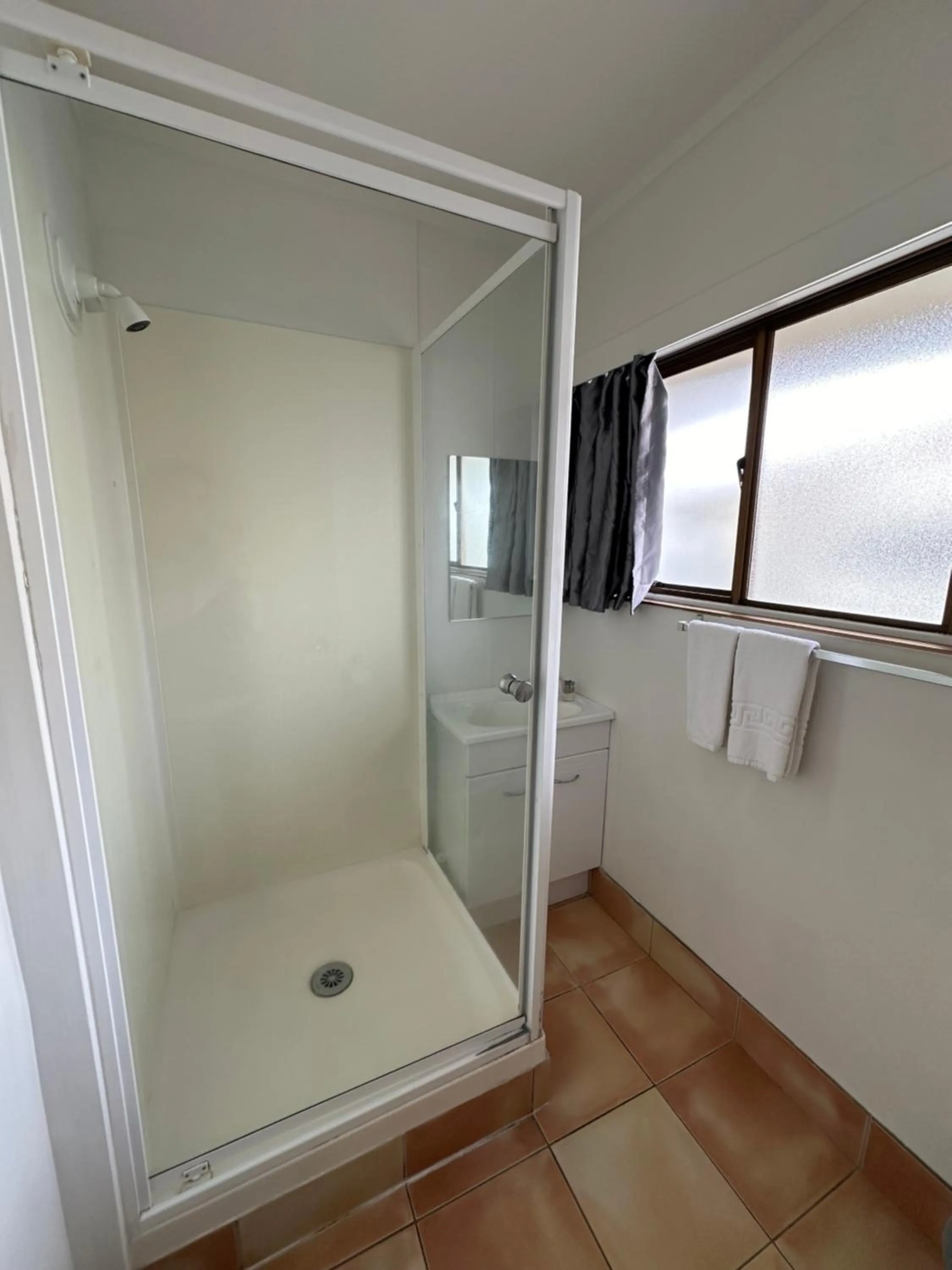 Shower in Airport Gold Star Motel