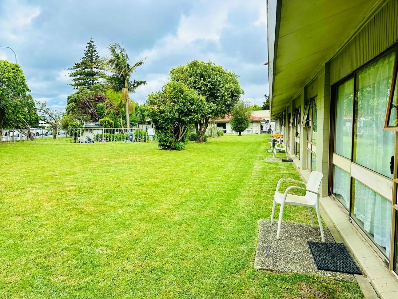 Garden in Airport Gold Star Motel