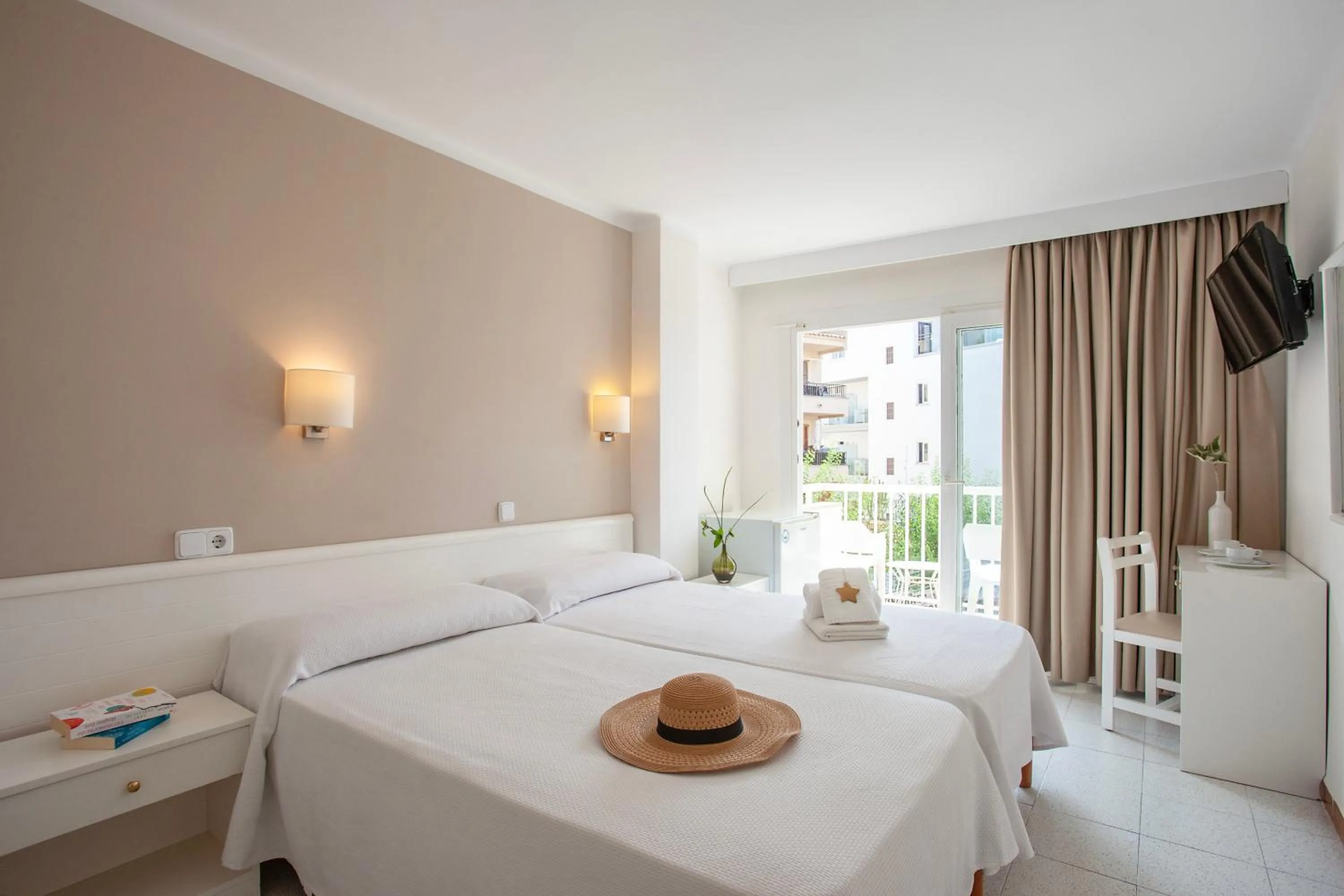 Decorative detail, Bed in Hostal Residencia Sutimar