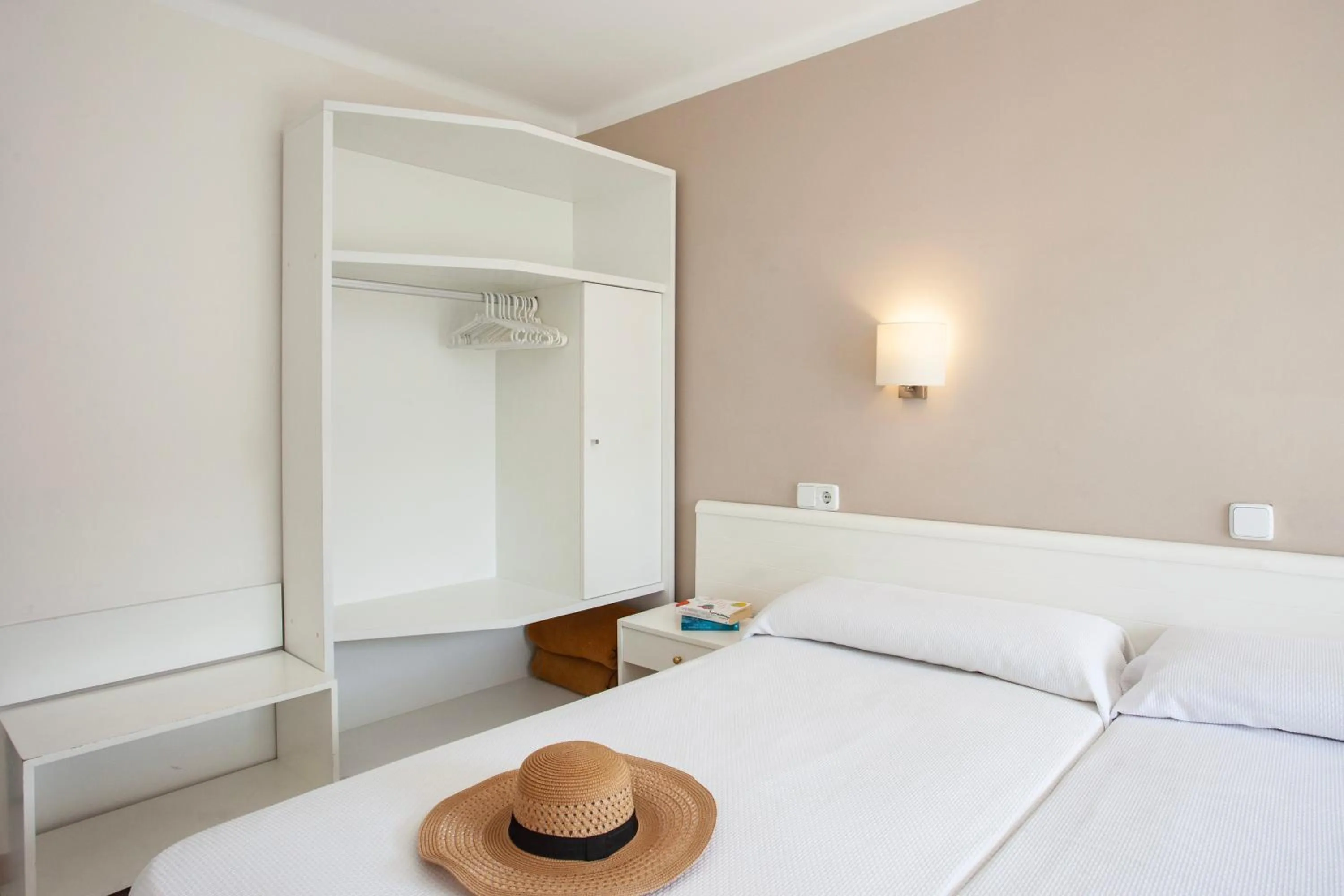 Decorative detail, Bed in Hostal Residencia Sutimar