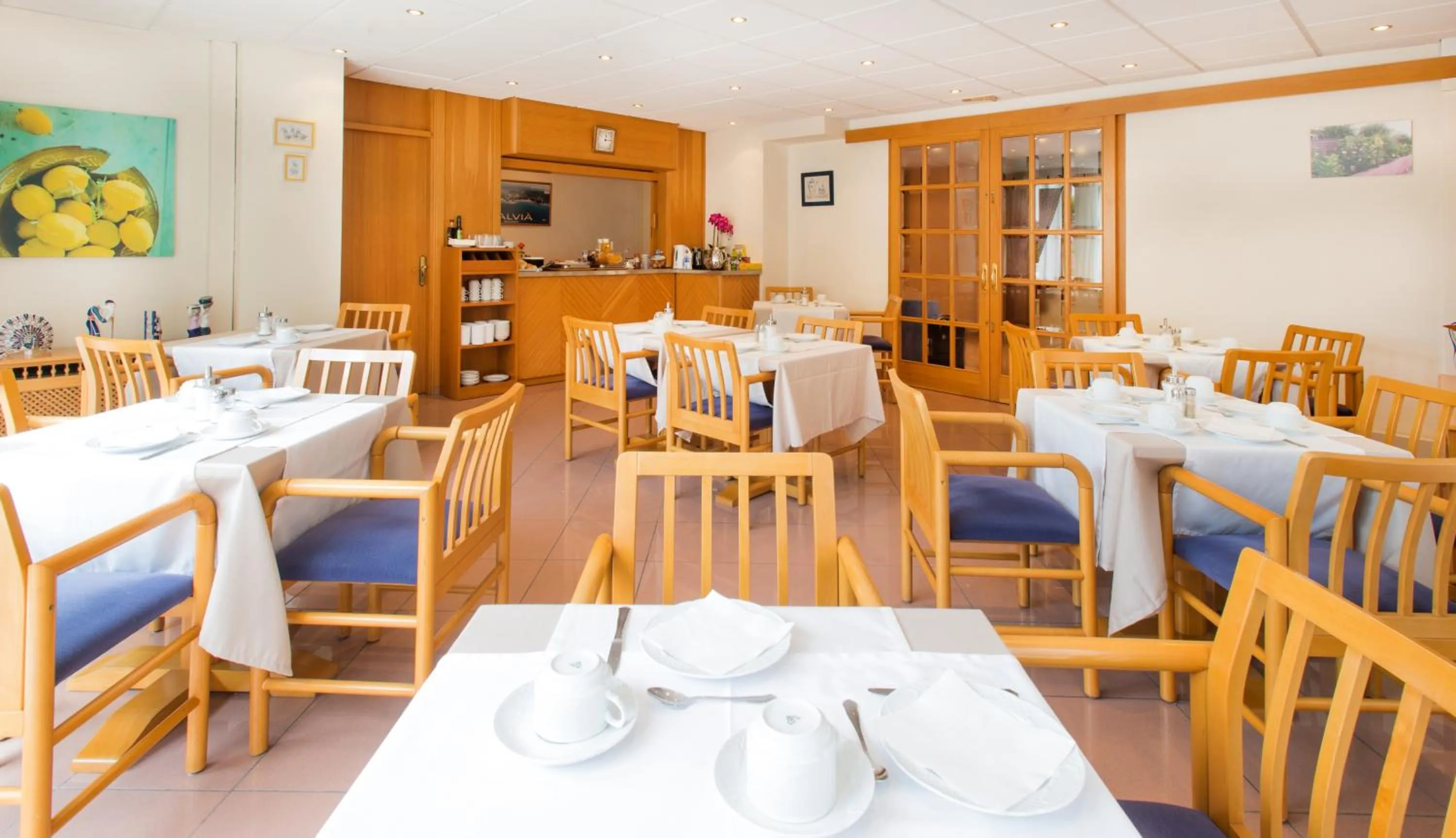 Restaurant/places to eat in Hostal Residencia Sutimar