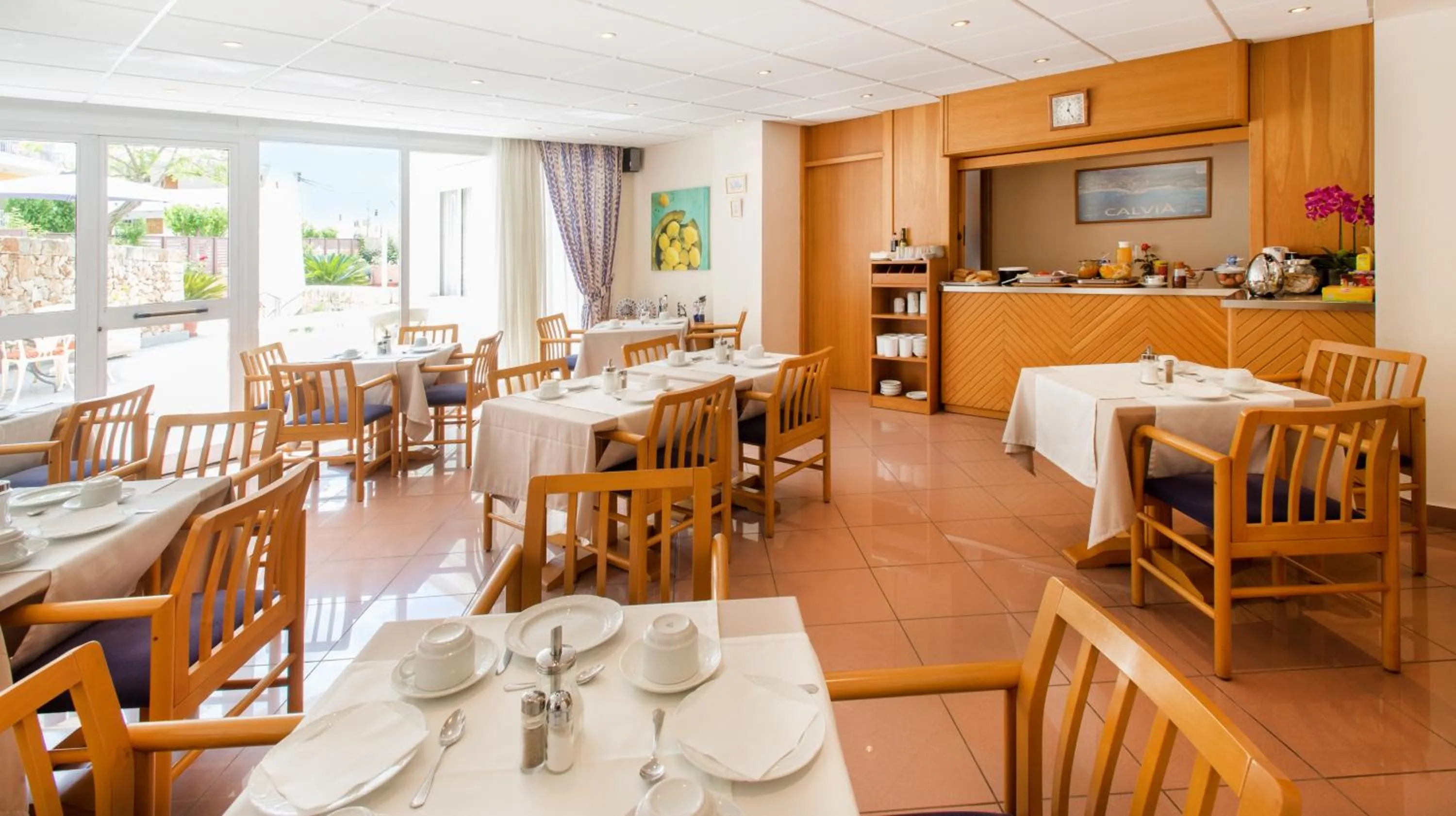 Restaurant/places to eat in Hostal Residencia Sutimar